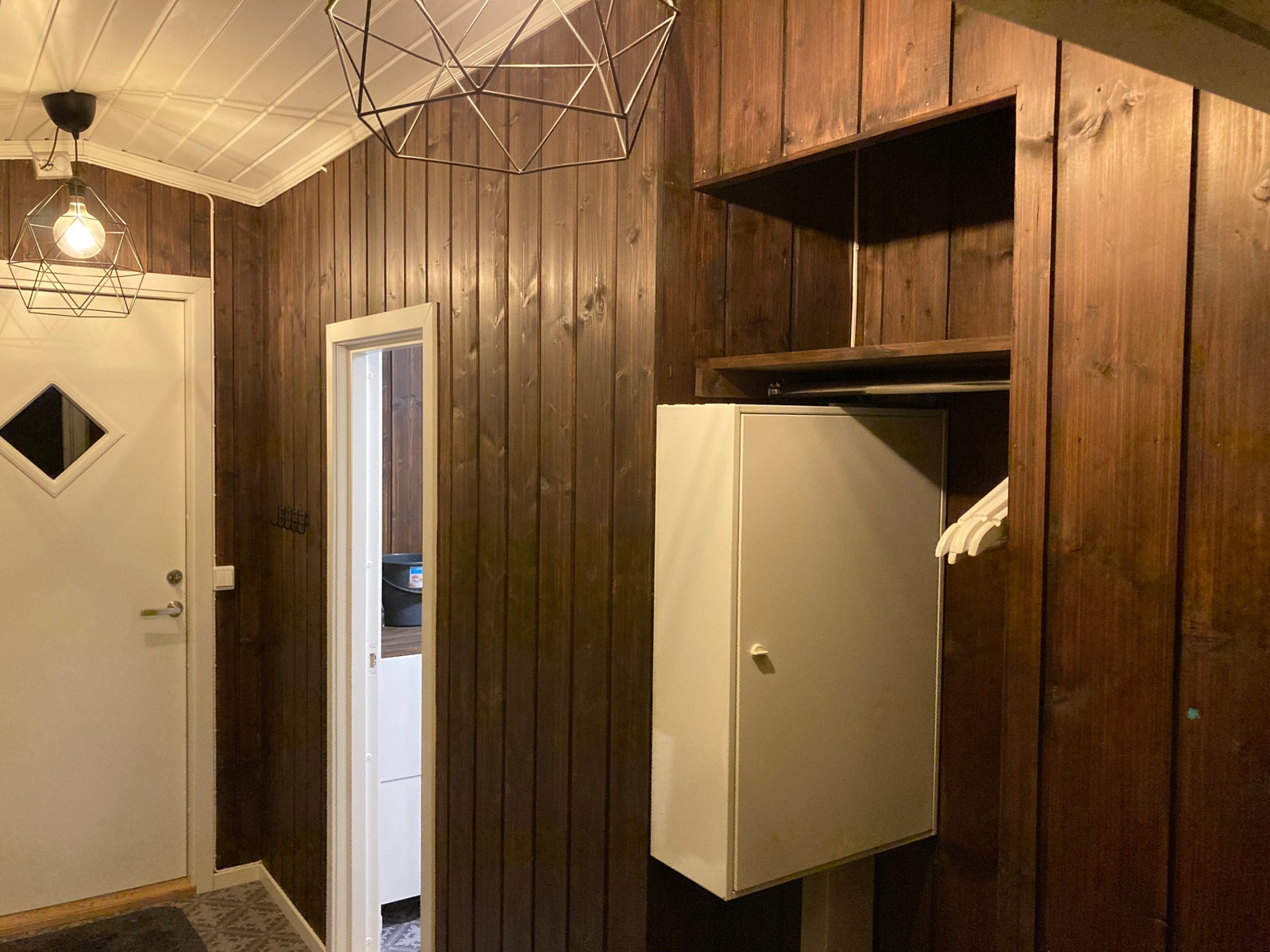 Godt med knagger og en hylleplass også i gangen ved sikringsskapet Galleribilde