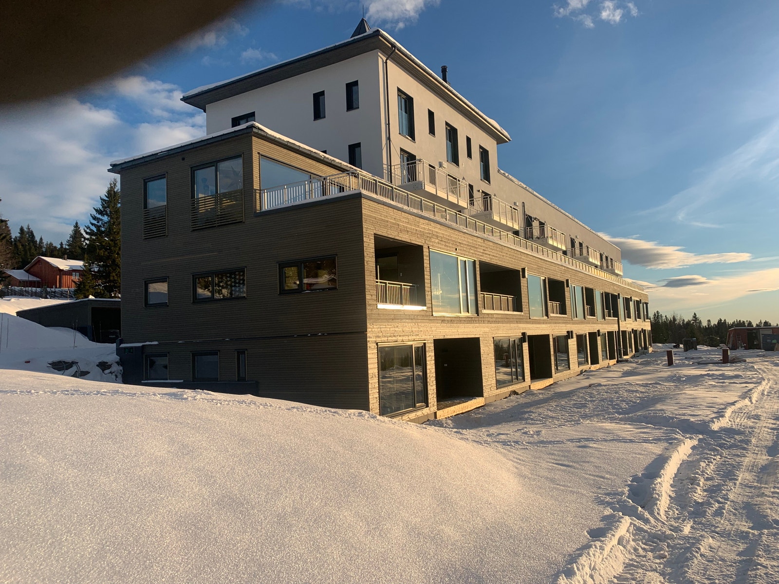 Leiligheten ligger på hjørne med utgang til egen terrassen Galleribilde