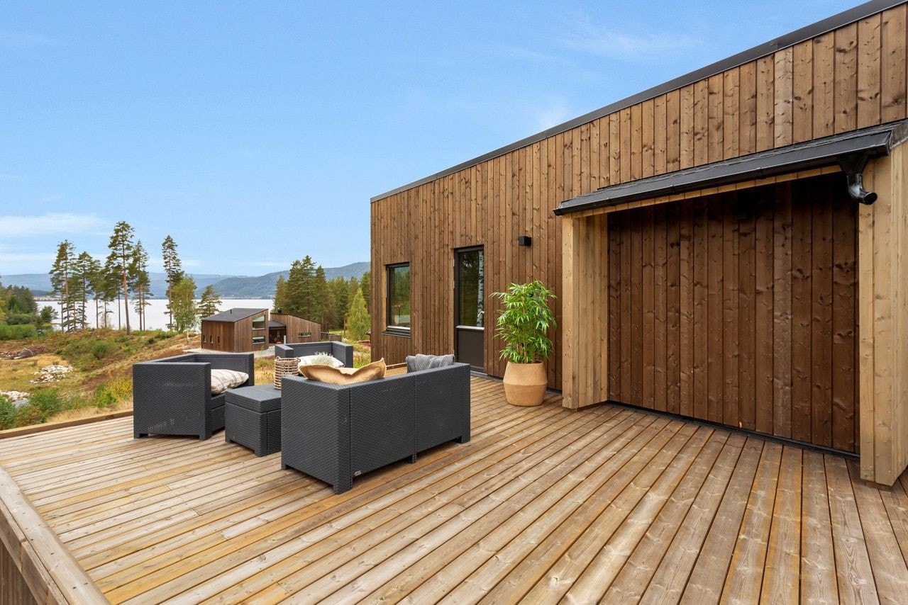 Nyoppført hytte 2021, stor takterrasse (rekkverk etterlevert) Galleribilde