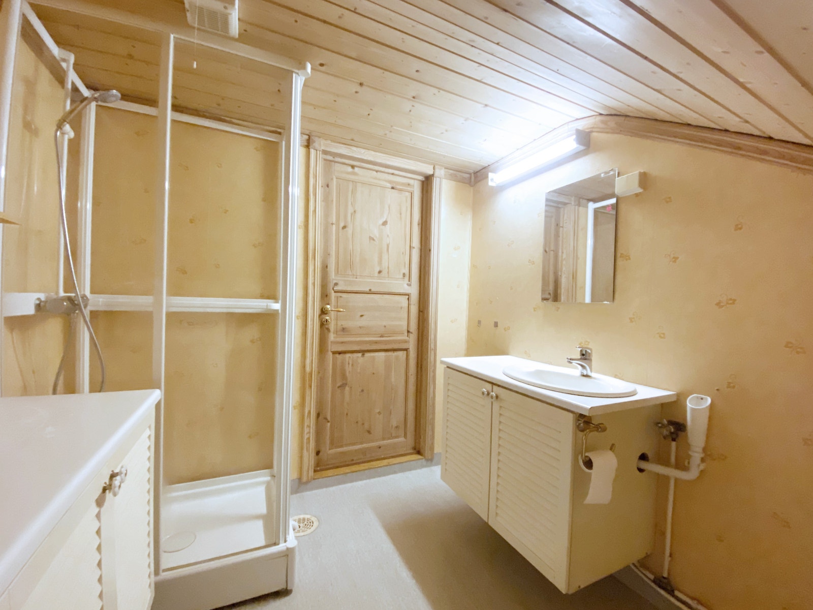 Bad med opplegg for vaskemaskin og godt med skapplass Galleribilde