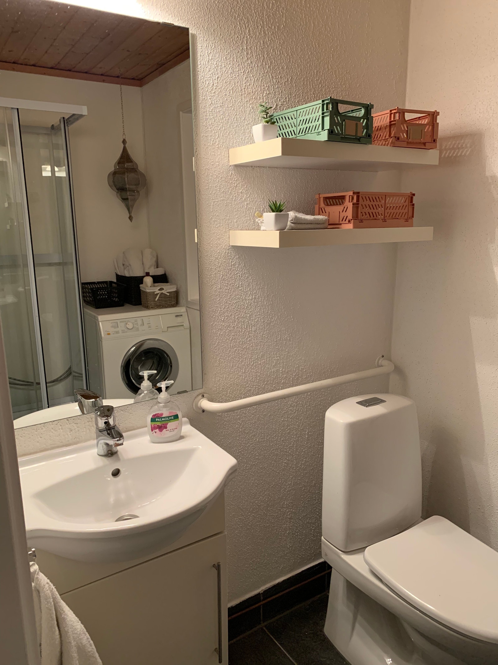 Trivelig bad med god vaskemaskin. Praktiske kurver og håndklær kommer med i utleie. Galleribilde