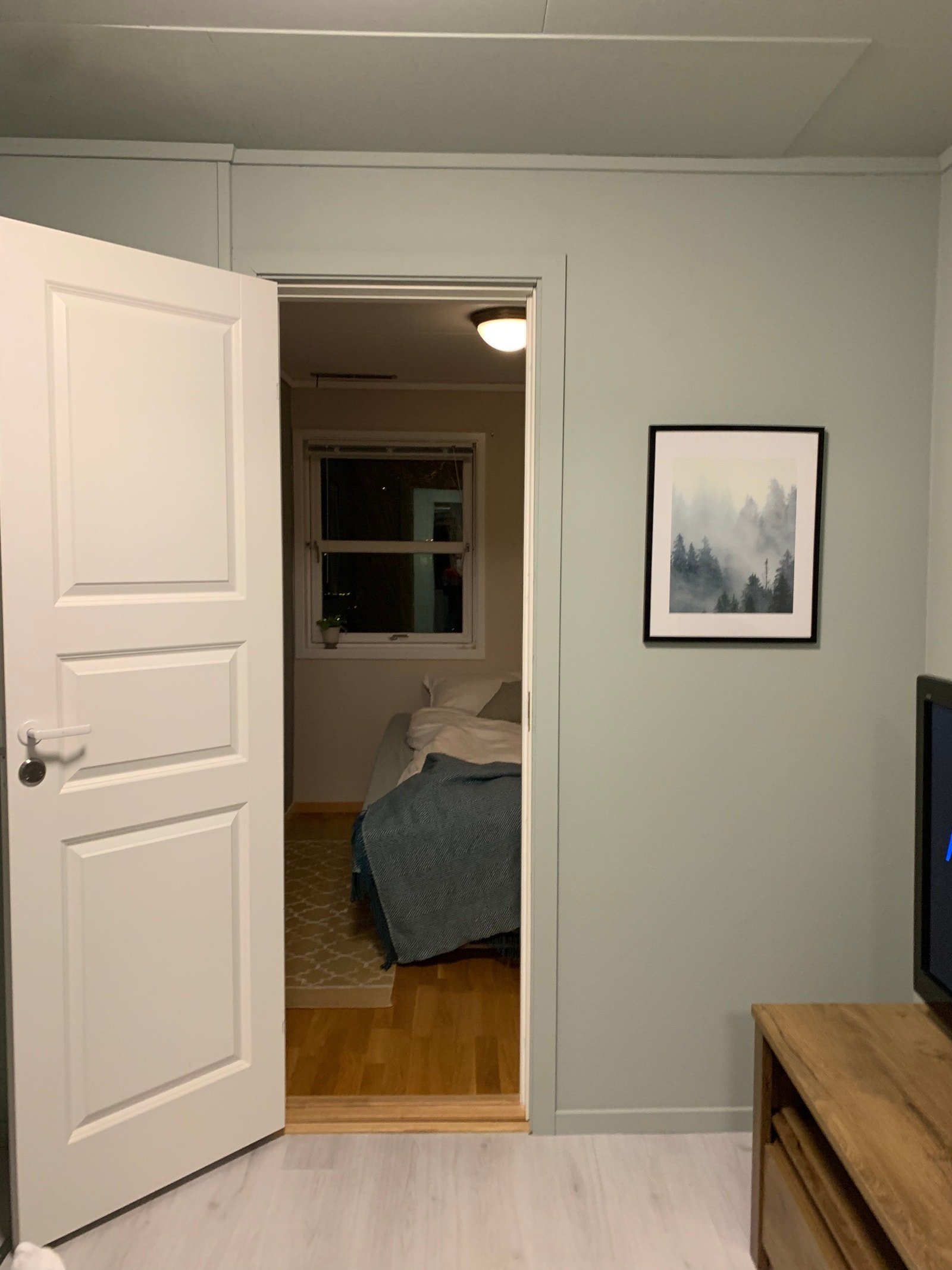 Stue med dør inn til soverom Galleribilde