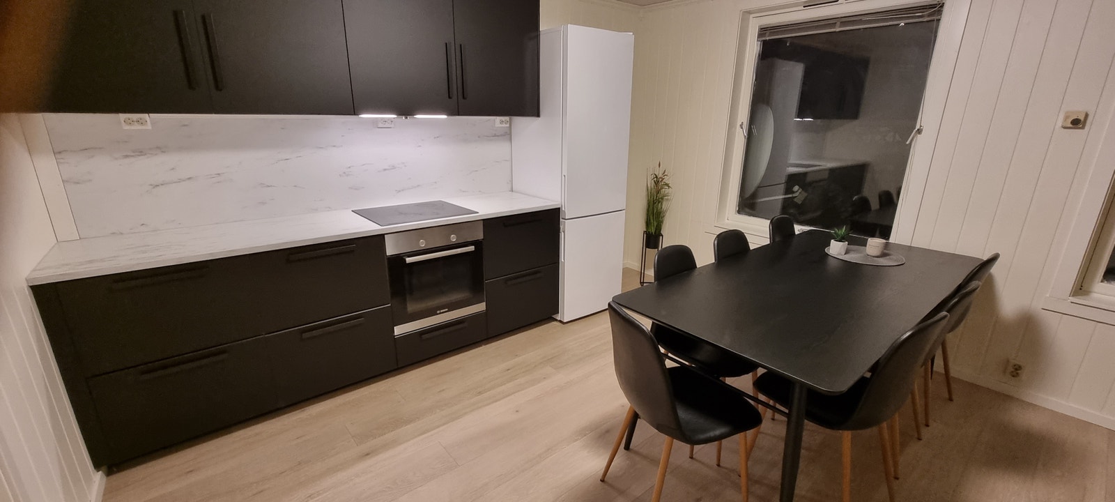 Kjøkken med 2 store kjøleskap og fryseskap Galleribilde