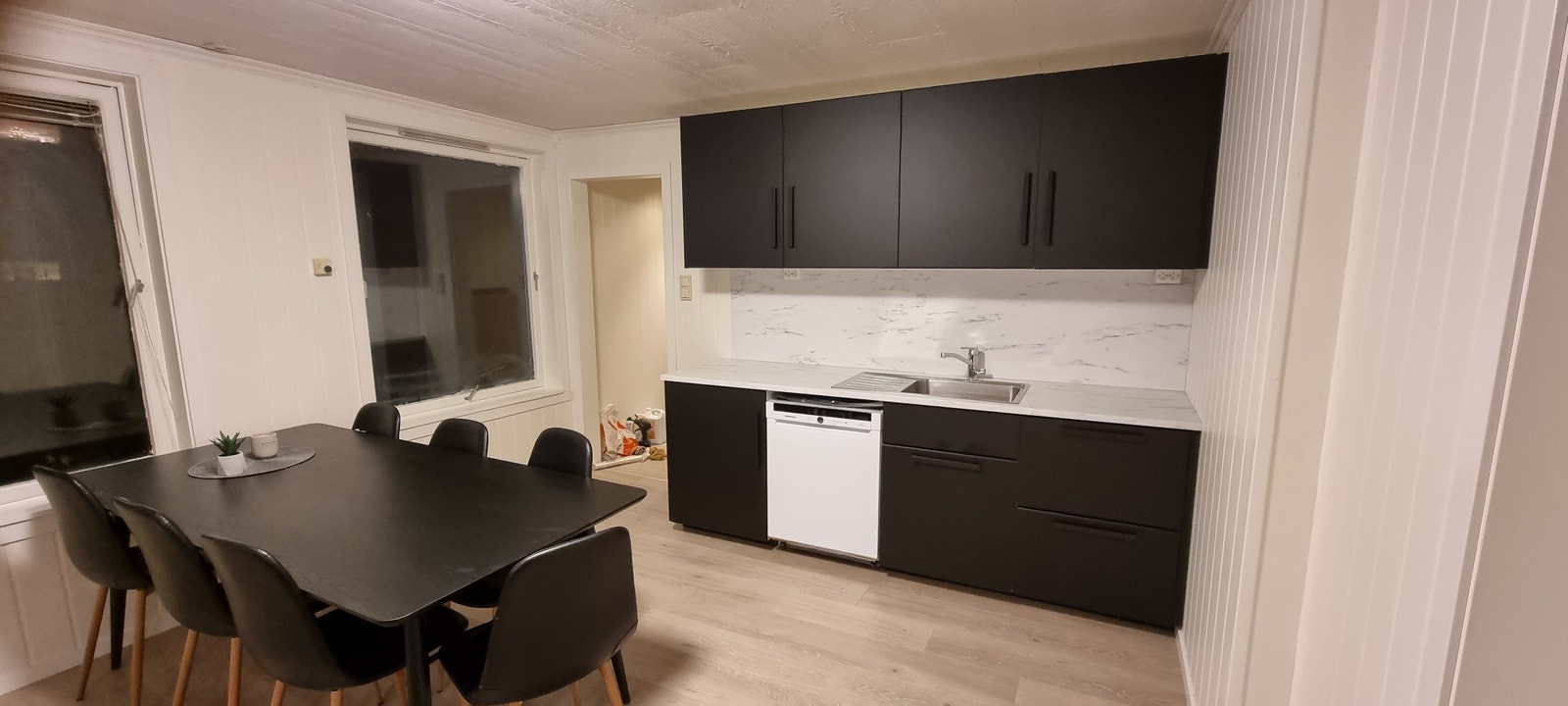 Kjøkken med oppvaskmaskin Galleribilde