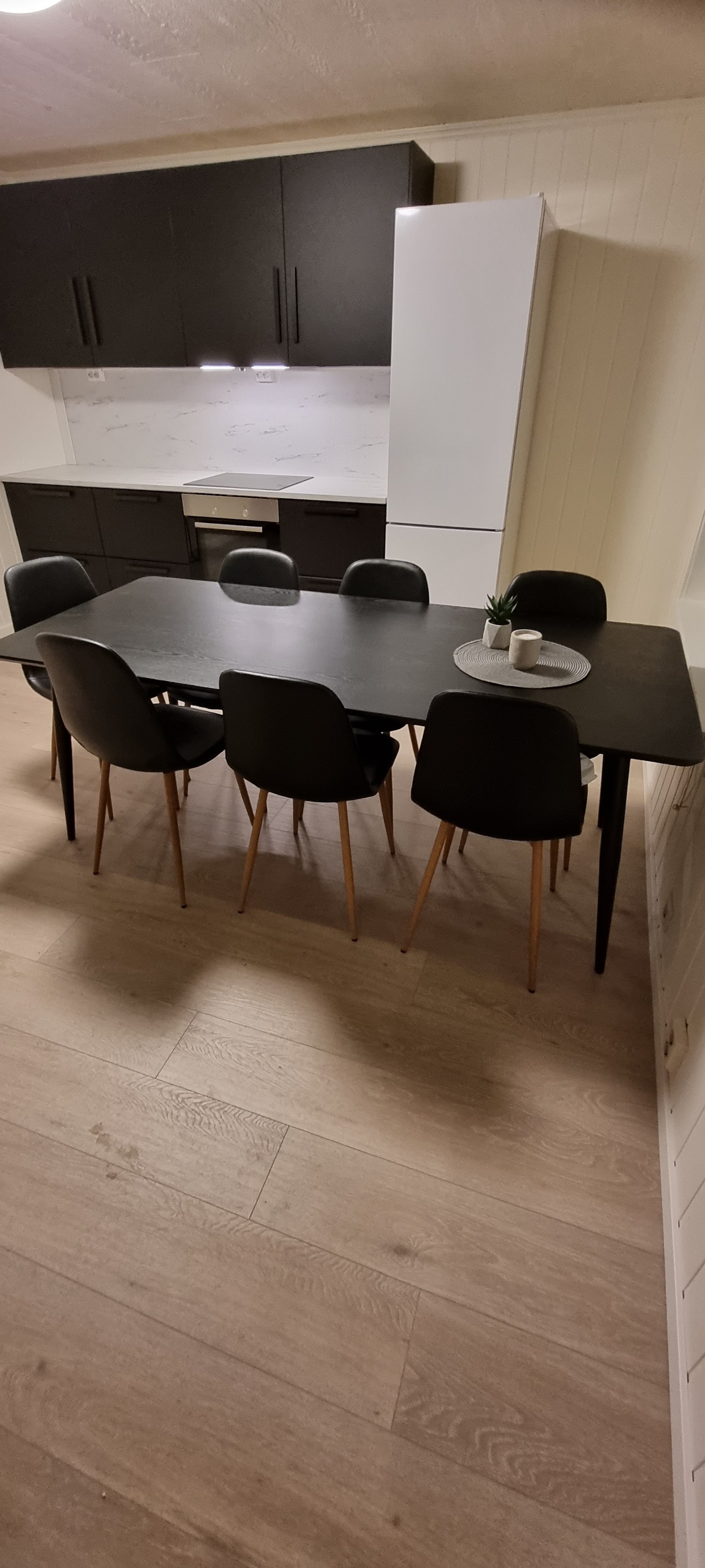 Spiseplass med god plass til 7 personer Galleribilde