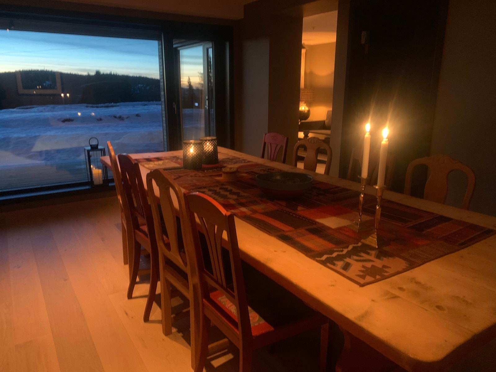 Stort og godt spisebord til hele familien eller vennegjeng Galleribilde