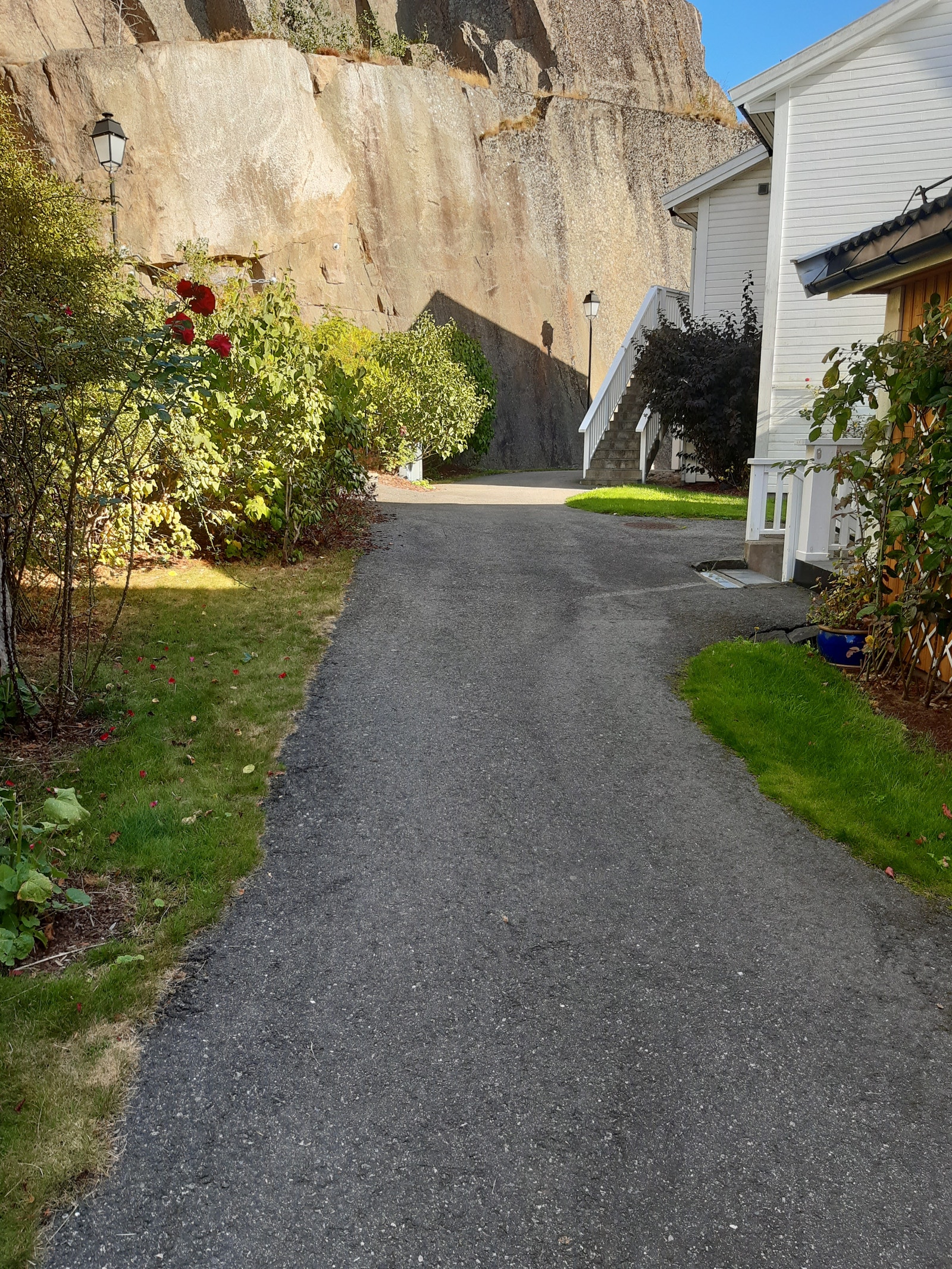 Bilfritt område. Asfaltert vei til leiligheten, ca 150 m fra bilvei. Det er traller til frakting av bagasje. Galleribilde