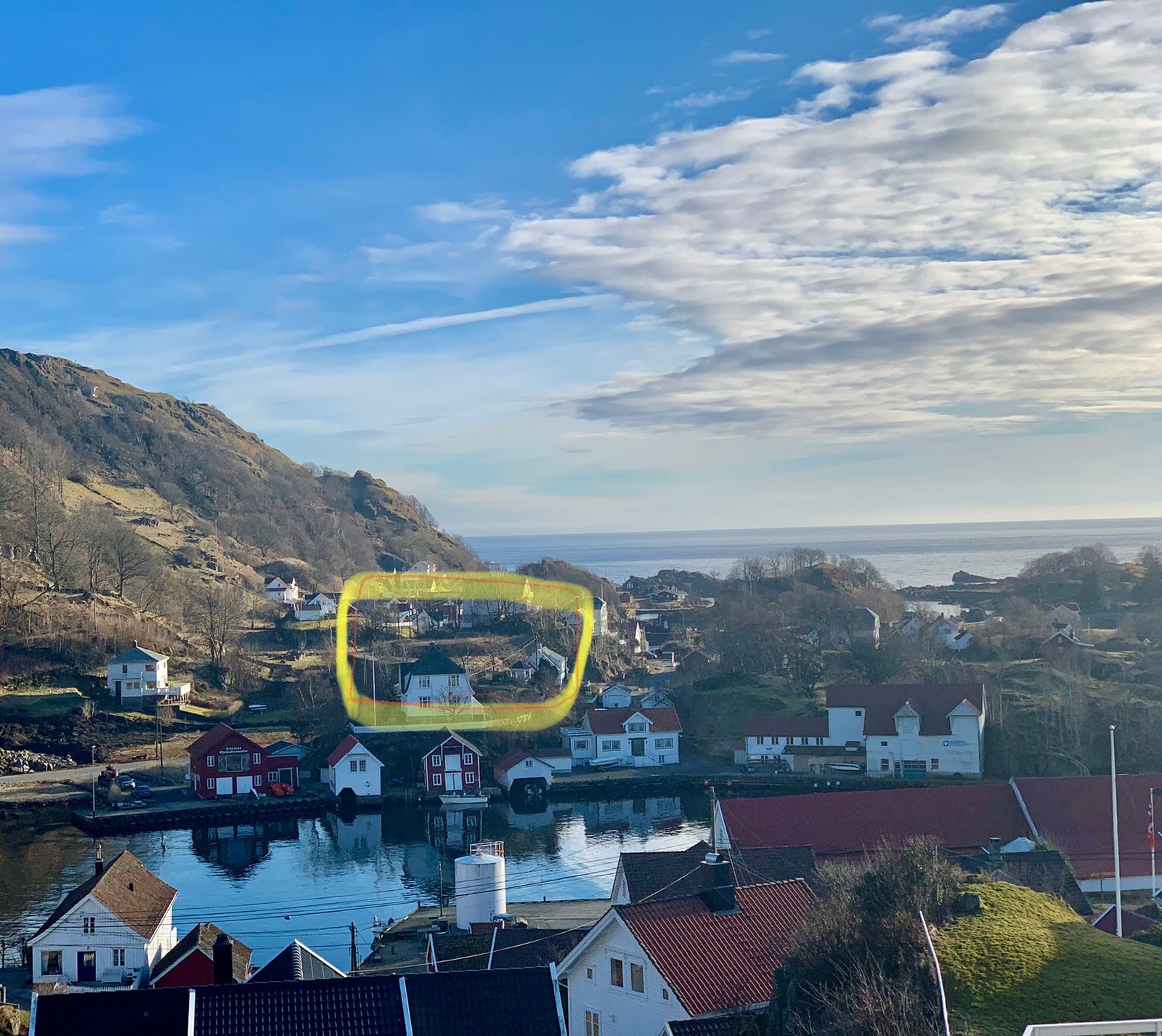 Sentralt og kort spasertur eller sykkeltur til stranda i Fiskerihavna. Mulighet for leie av båtplass, men kan være litt ventetid. Galleribilde