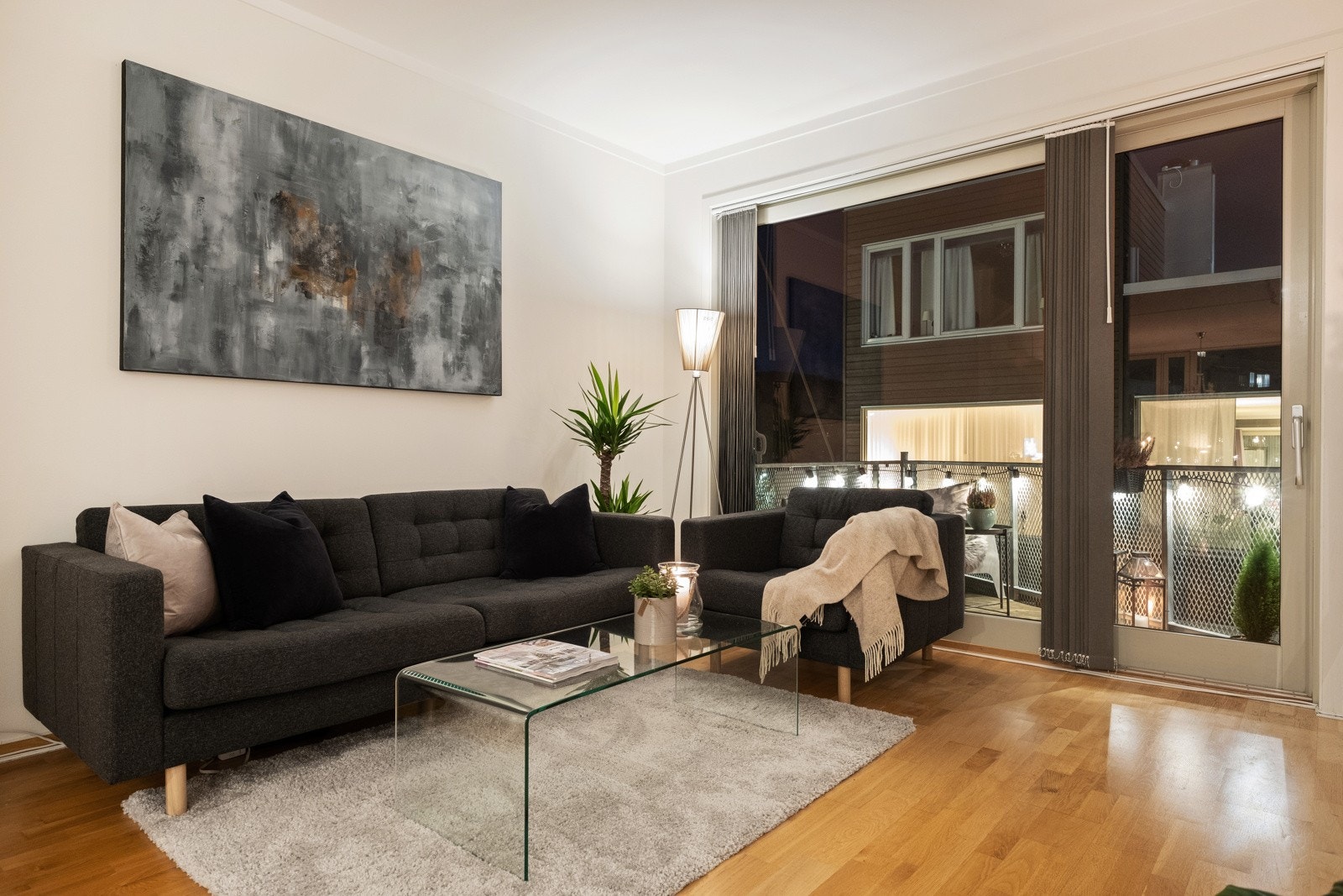 Godt å sitte foran tv'n med en god film når høstmørket faller på. Galleribilde