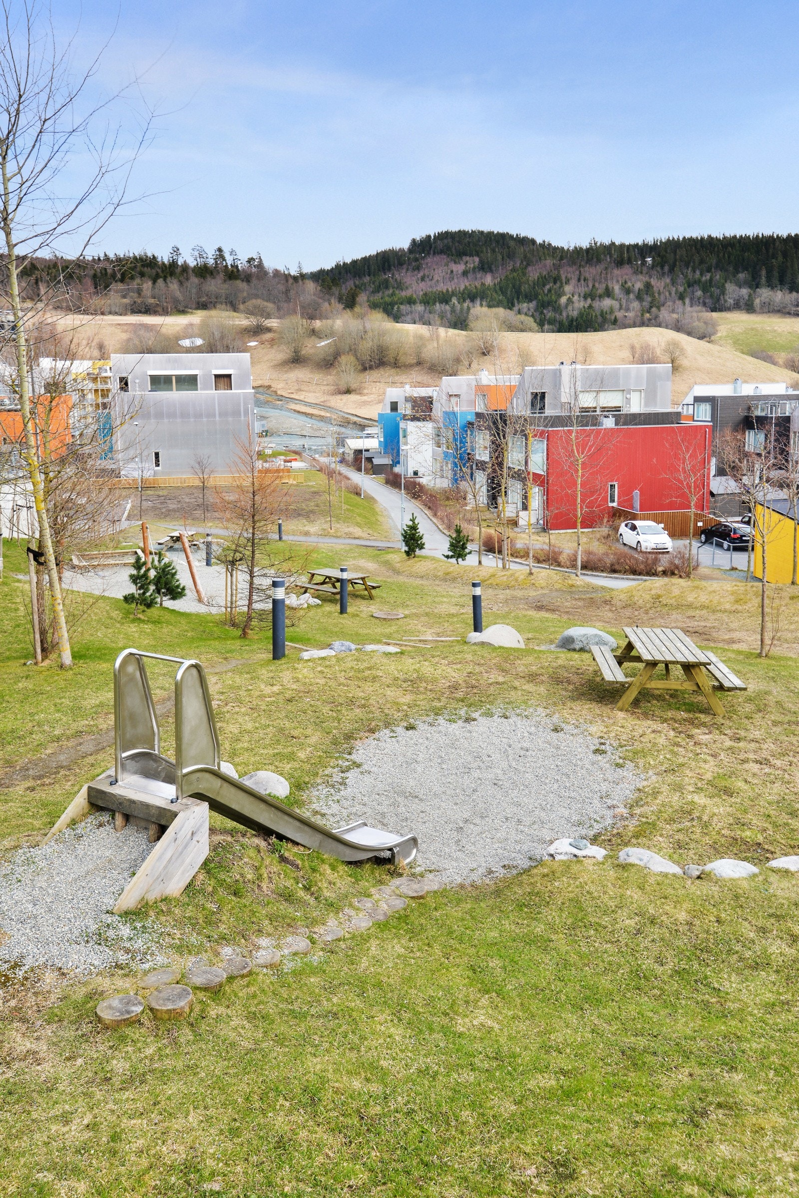 Lekeplass Utleir. Flere små fine lekeplasser uten biltrafikk rundt omkring på bolig feltet. Galleribilde