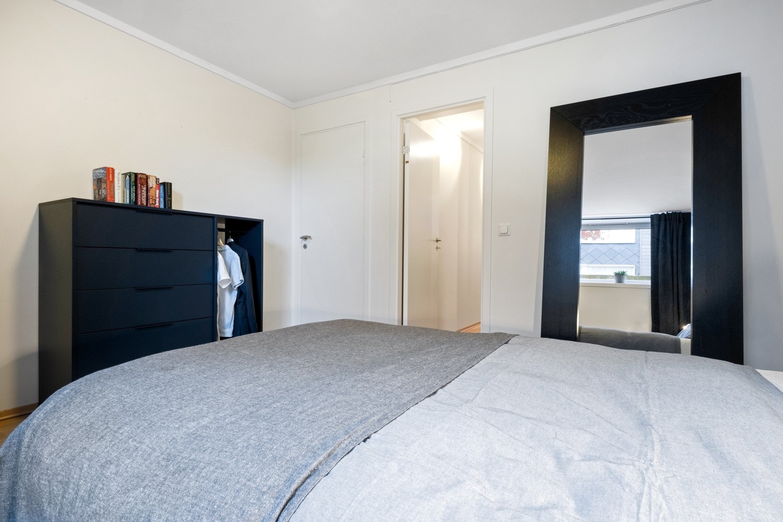 Under trapperommet ned til kjeller er det satt inn dør slik at man får en meget god bod til diverse oppbevaring. Galleribilde