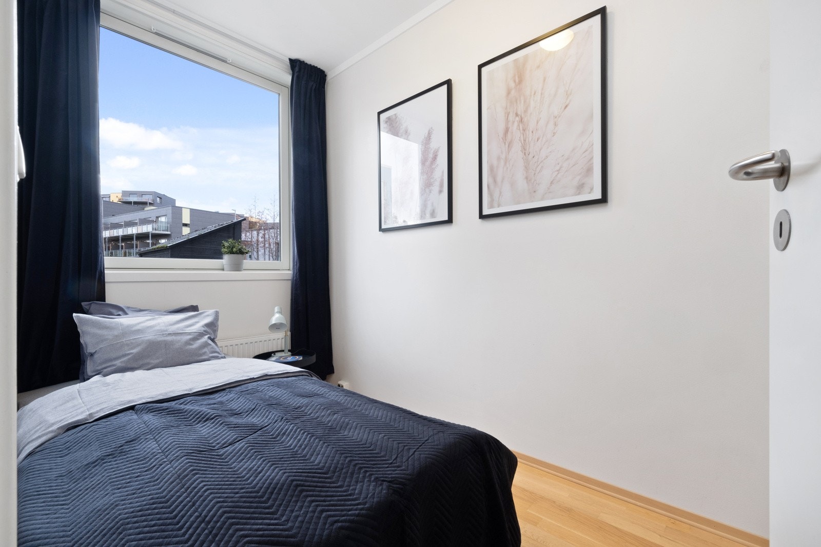 Soverom 2 er det minste soverommet og er perfekt som barnerom. Plass for seng, garderobeskap og pult. Radiator som varmekilde. Galleribilde