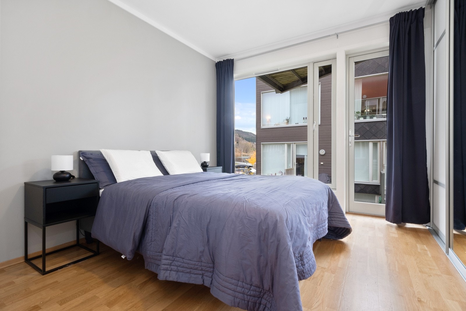 Hovedsoverommet (soverom 1) er stort og ligger innerst i gangen. Utgang til liten hageflekk på baksiden. Galleribilde