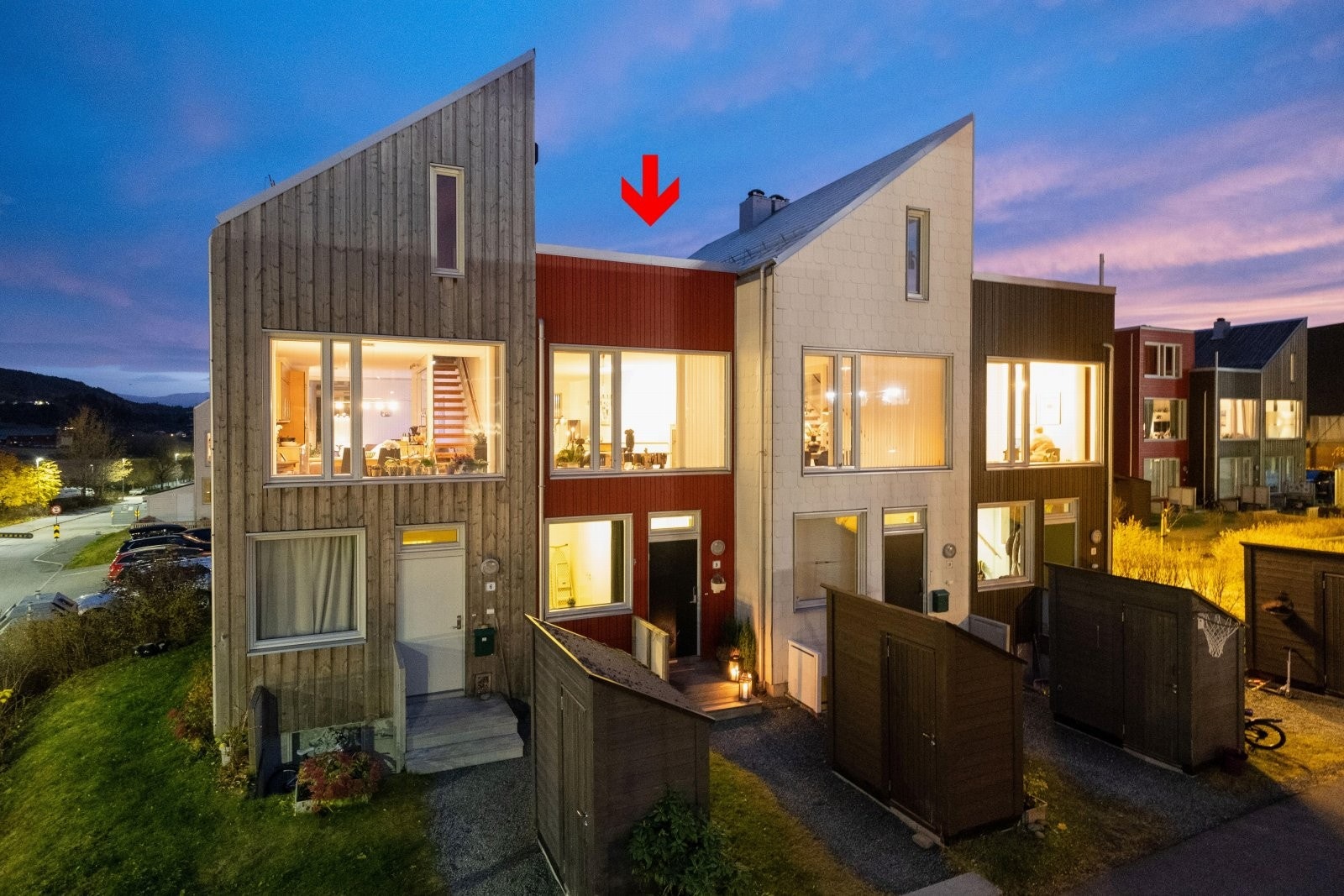 Boligen nyter en meget familievennlig beliggenhet i det attraktive og nyere boligfeltet Utleir ved Stubban og Risvollan. Galleribilde