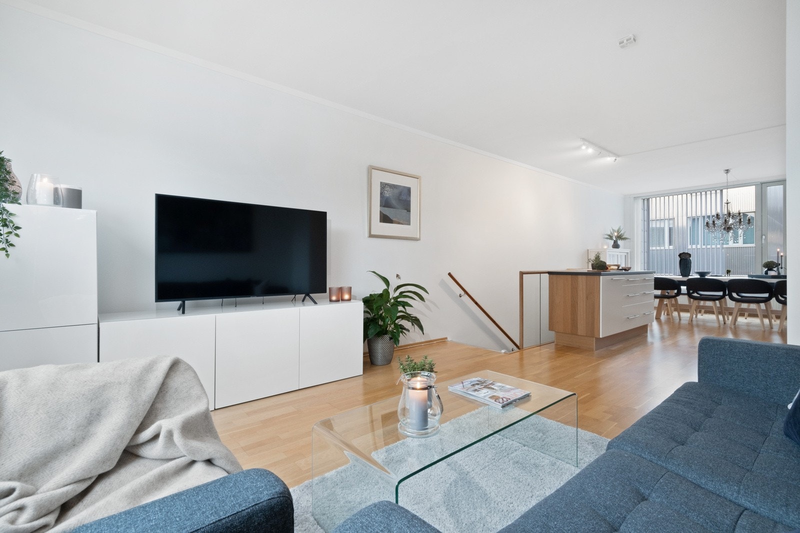 Tar man trappen opp til 2. etasje kommer man til kjøkken, tv-stue og spisestue. Galleribilde