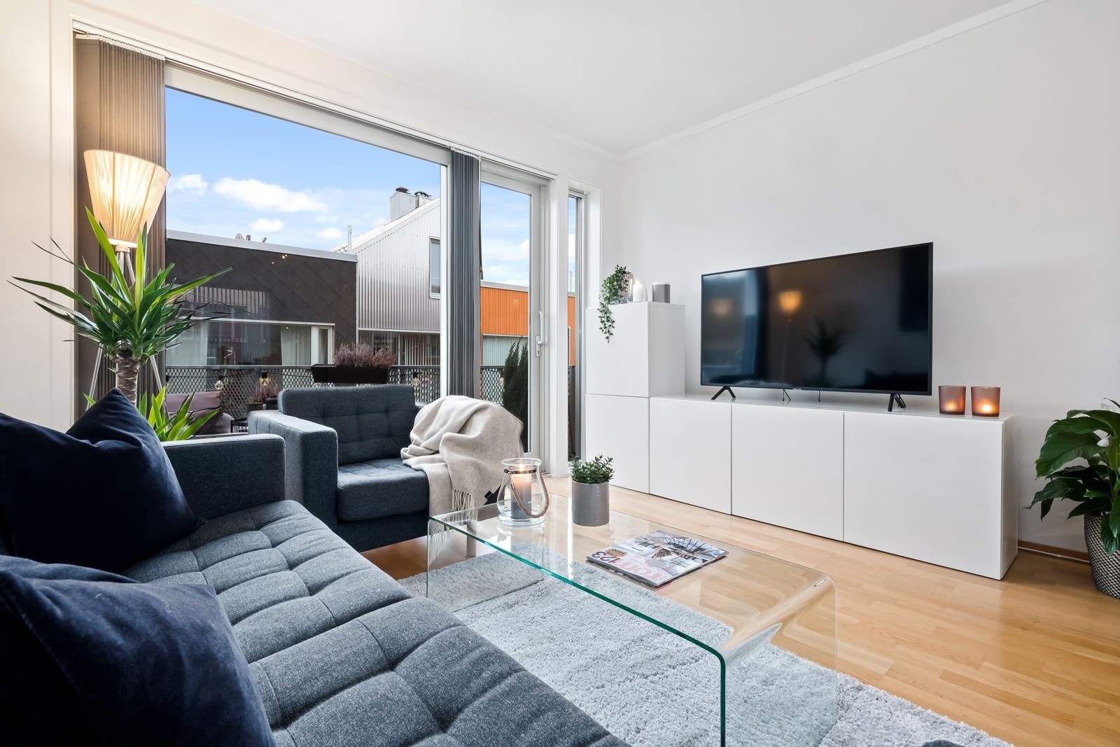 God plass til en salonggruppe. Uttak for kabel-tv/internett som er inkludert i felleskostnadene. Galleribilde