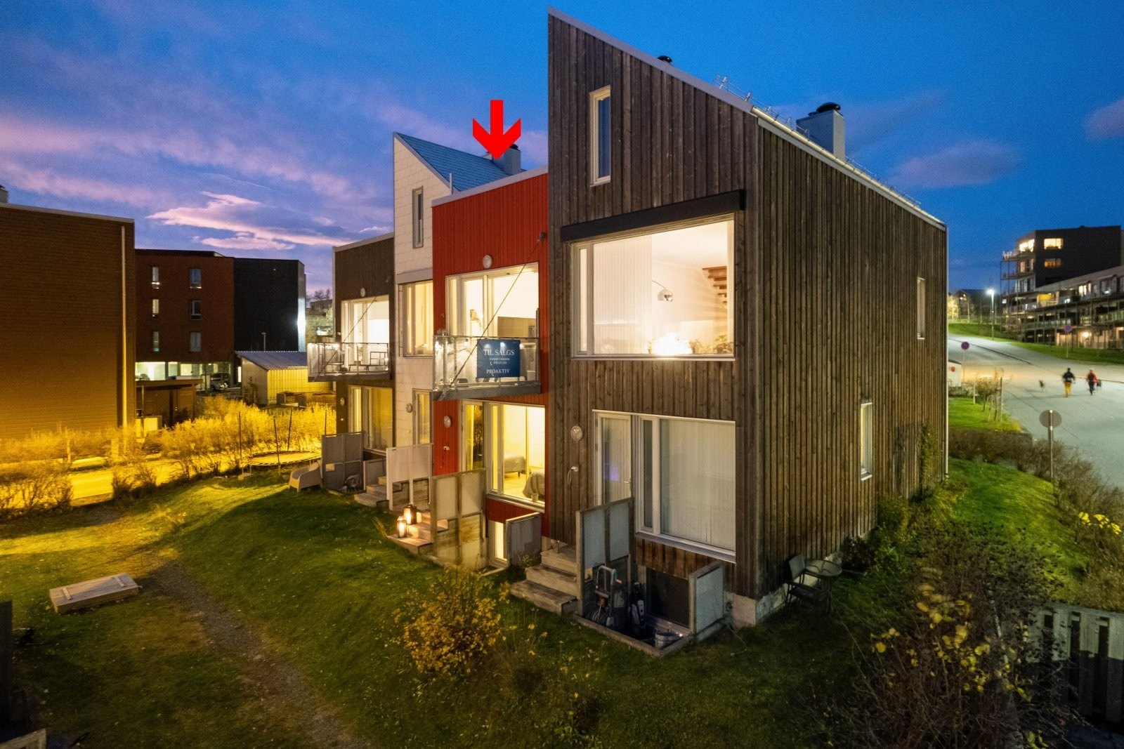 Proaktiv Eiendomsmegling ved Steinar Skaanes ønsker deg velkommen til visning av et delikat, lyst og moderne familierekkehus fra 2008. Galleribilde