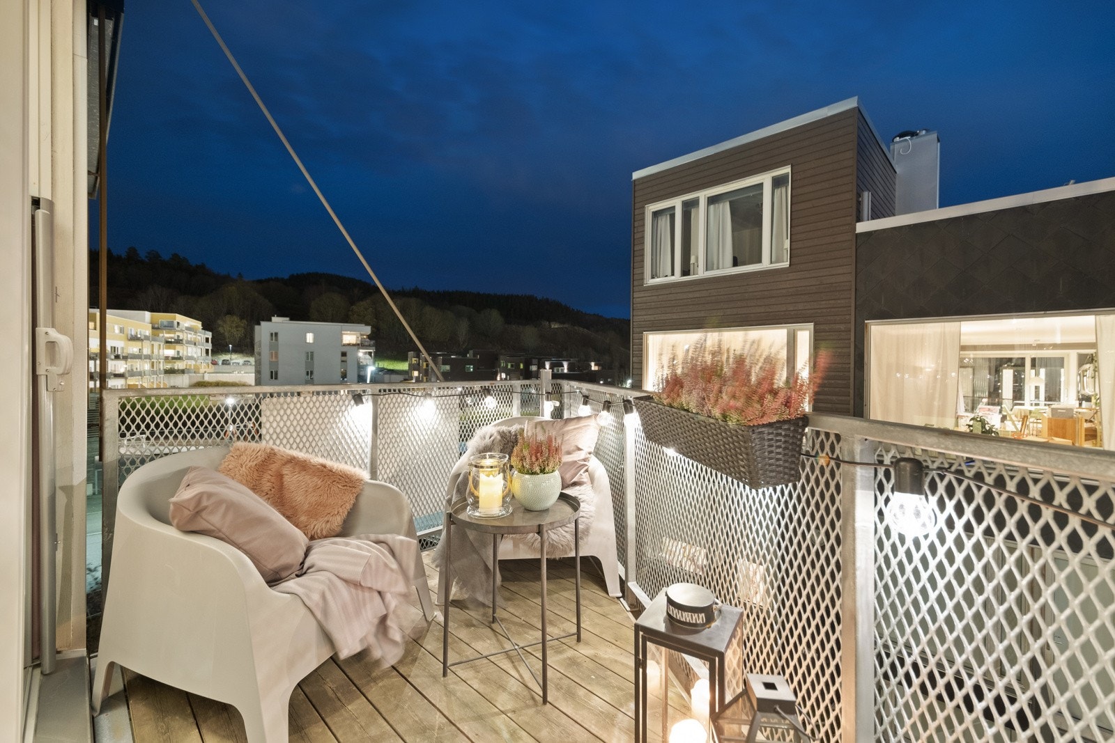 Her kan man nyte gode måltider ute i solen og ha fine kveldsstunder når været tillater det. Galleribilde