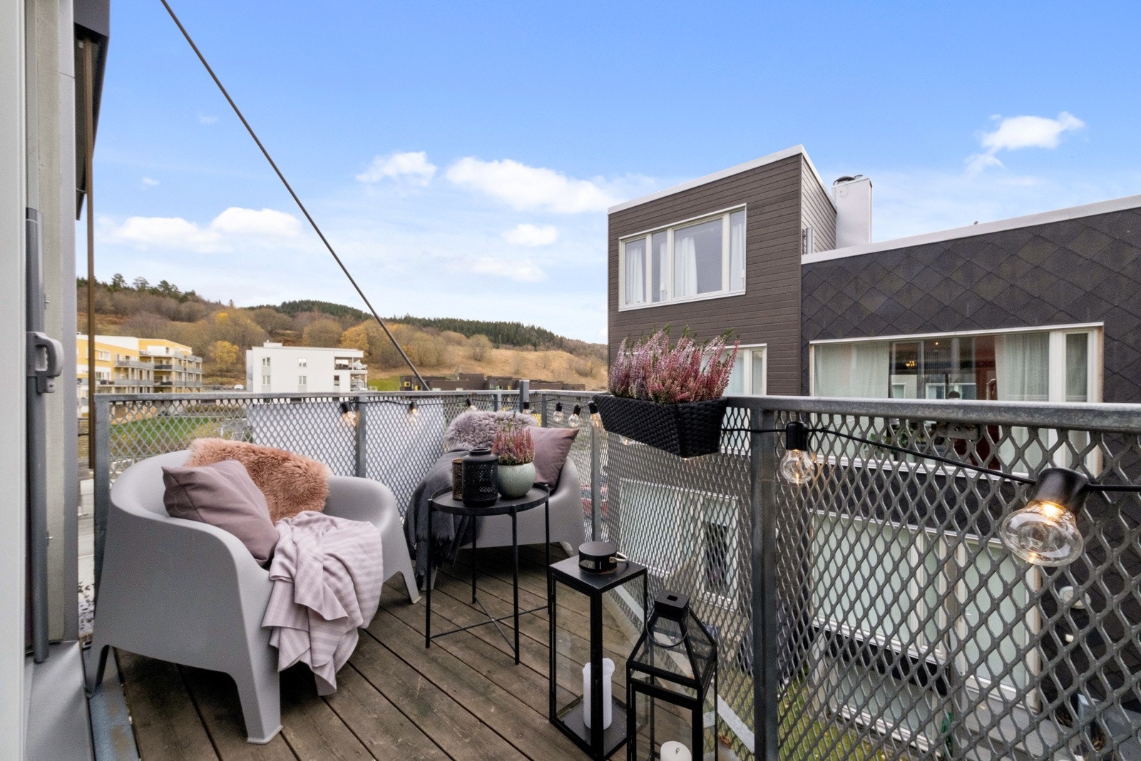 Balkongen er en fin forlengelse av stuen. Den er sydvendt, solen har man fra sen morgen til tidlig kveld. Galleribilde