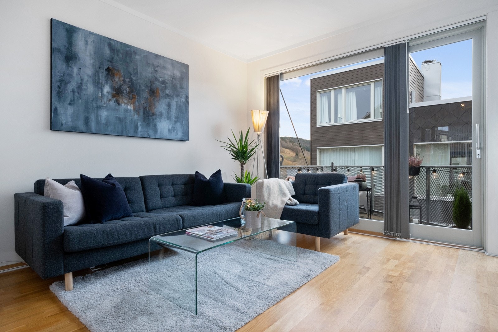 Fra stuen går man ut til en solrik balkong. Galleribilde