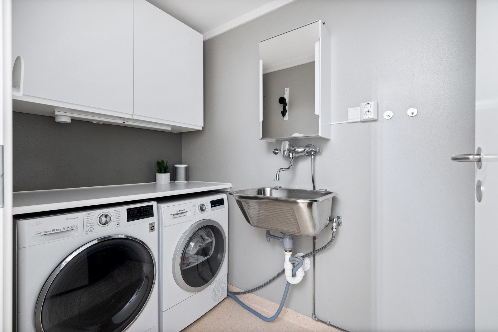 Vaskerommet i kjelleren har gulv med behagelig gulvvarme samt toalett. Her er det mulig å sette inn ekstra dusjkabinett slik flere i tilsvarende rekkehus har gjort. Galleribilde