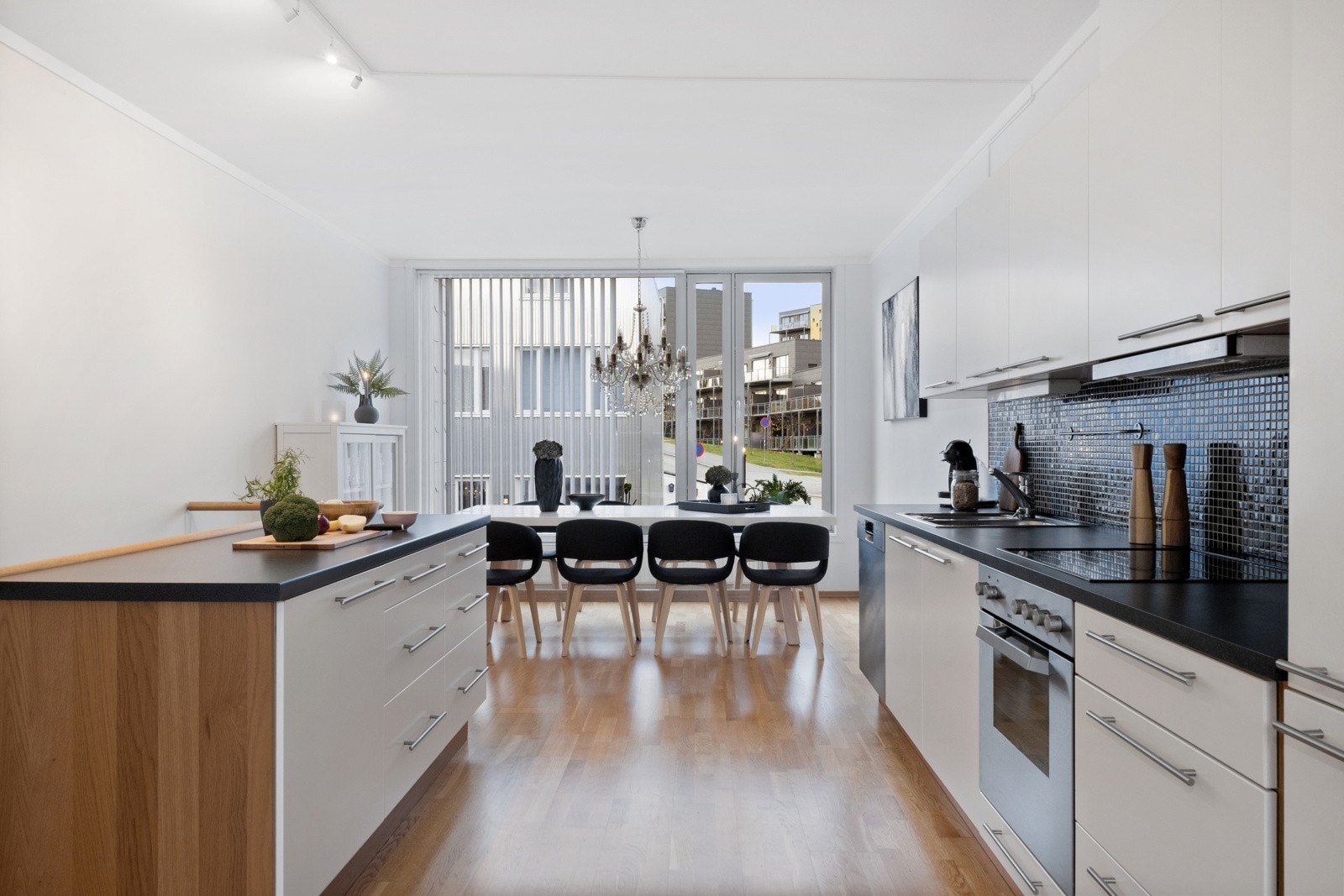 Kjøkkenet er strategisk plassert mellom tv-stuen og spisestuen. Galleribilde