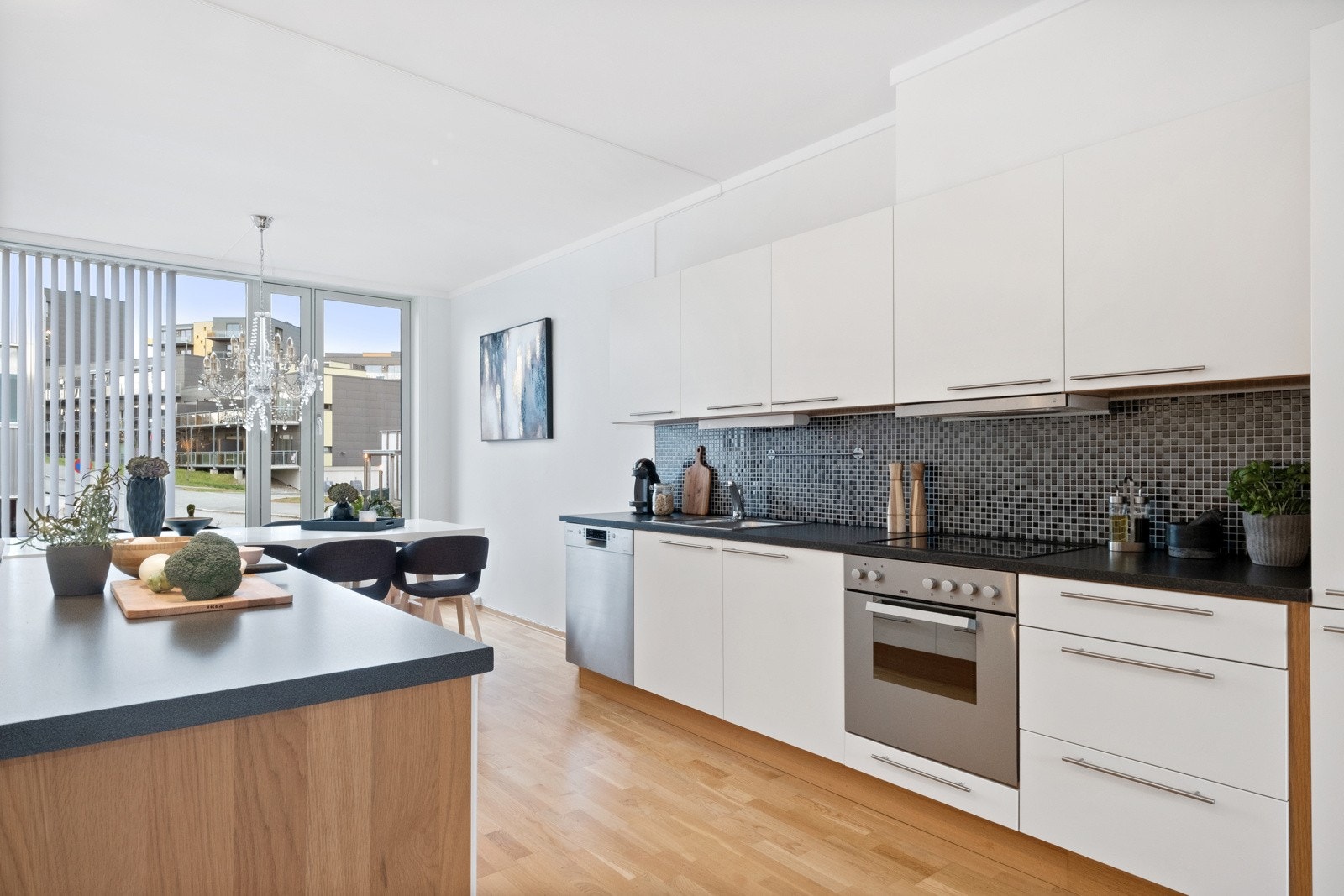 Kjøkkenet har medfølgende hvitevarer og godt med skap- og benkeplass da kjøkkenøyen følger med. Galleribilde