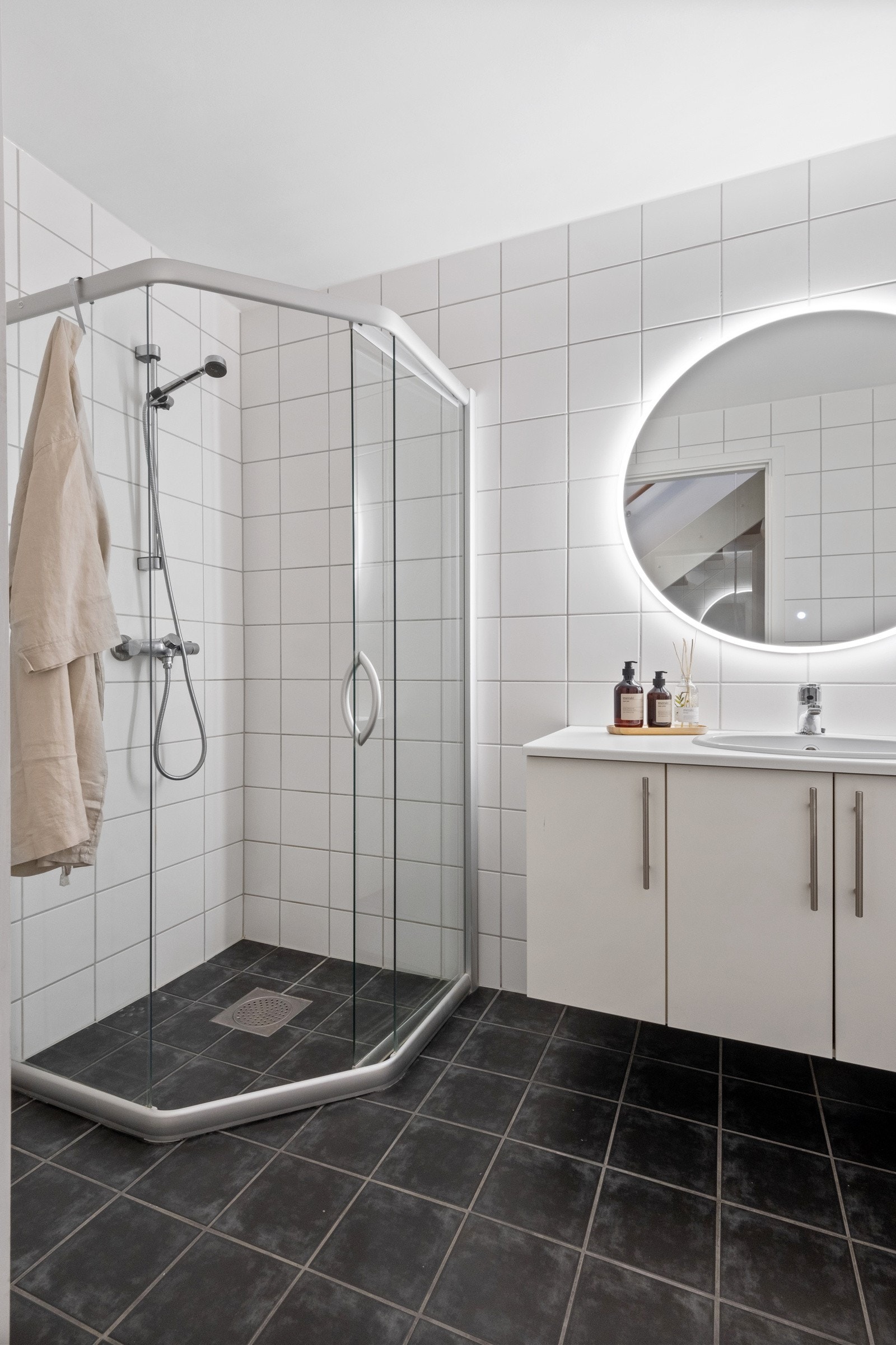 Badet har et romslig dusjhjørne. Galleribilde