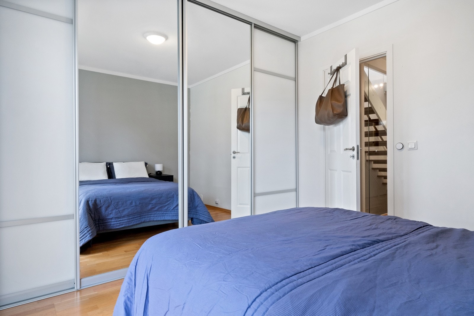 Soverommet har meget god garderobeplass i stor og flott skyvedørsgarderobe med speilfronter. Galleribilde