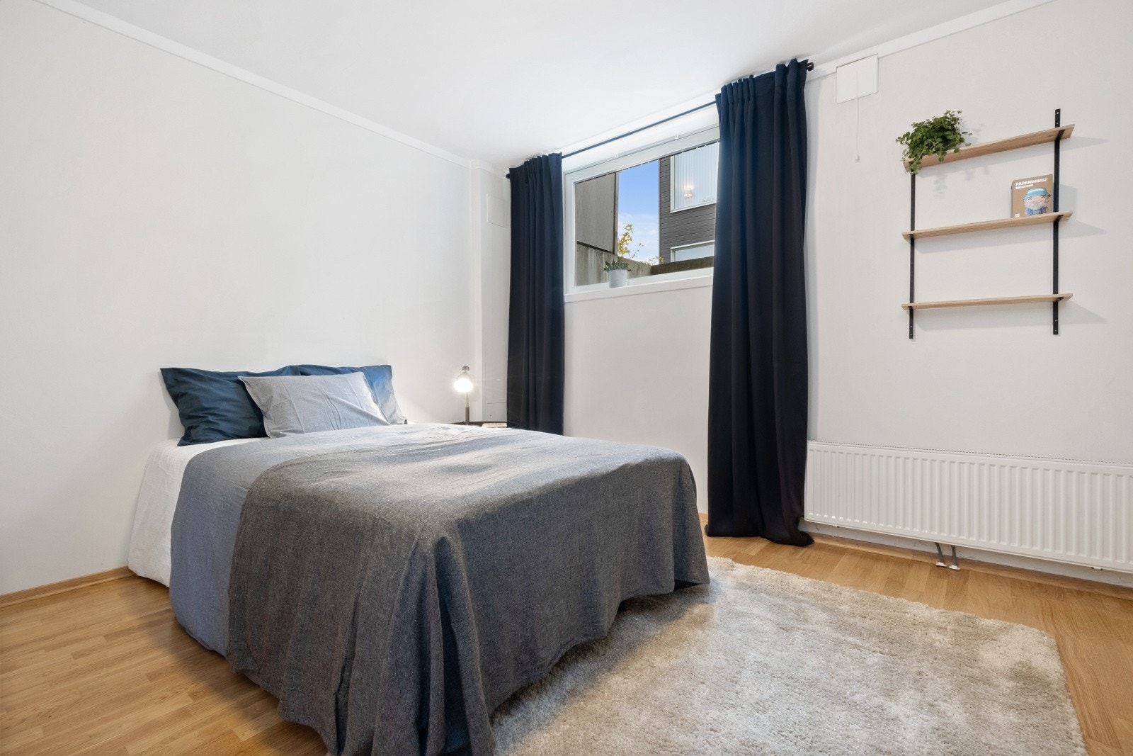 Soverom 3 er i kjelleren. Stort og fint rom med mye garderobeplass og plass til stor dobbeltseng. Radiator som varmekilde. Galleribilde