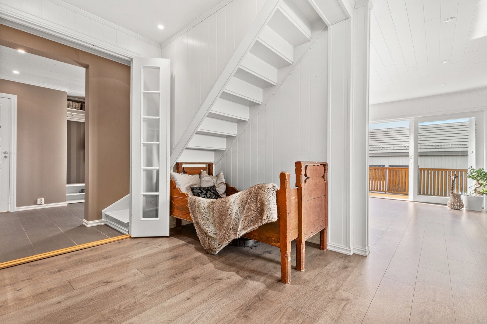 Pent 1-stavs gulv og herlig belysning fra downlights i tak Galleribilde