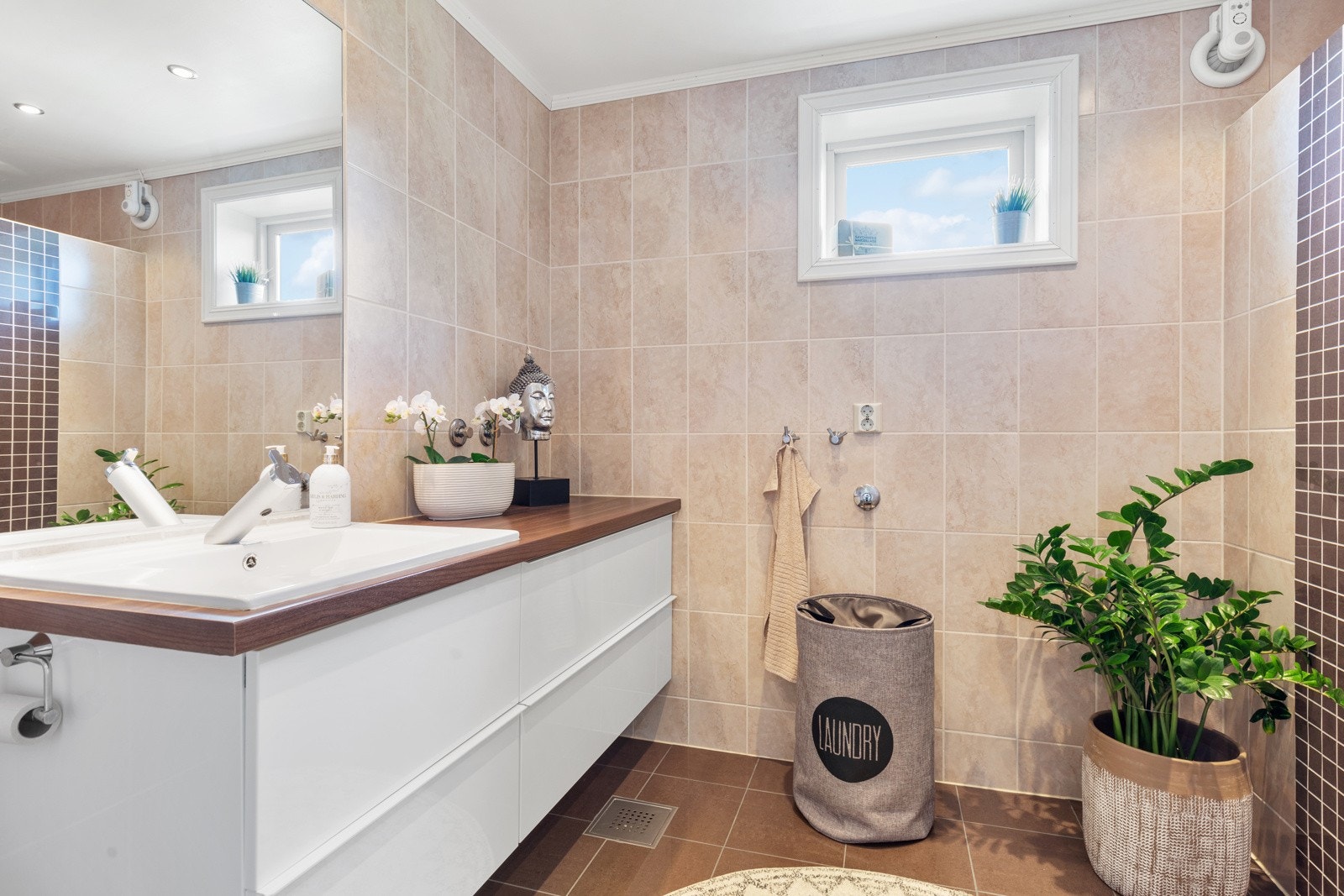 Delikat og flislagt baderom med varme i gulv og downlights i tak. Galleribilde