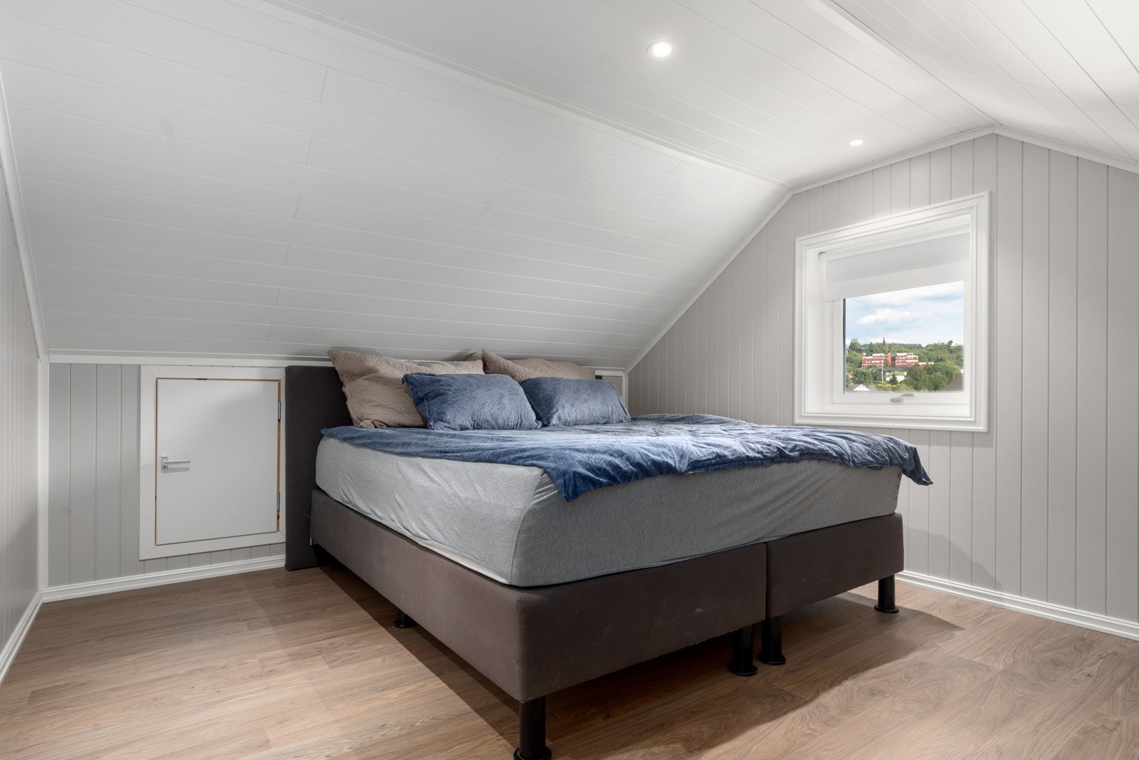 I den andre delen av loftet er det etablert et soverom på ca. 7,5 kvm. Her er det god plass for stor seng og god lagring i kneloft. Galleribilde