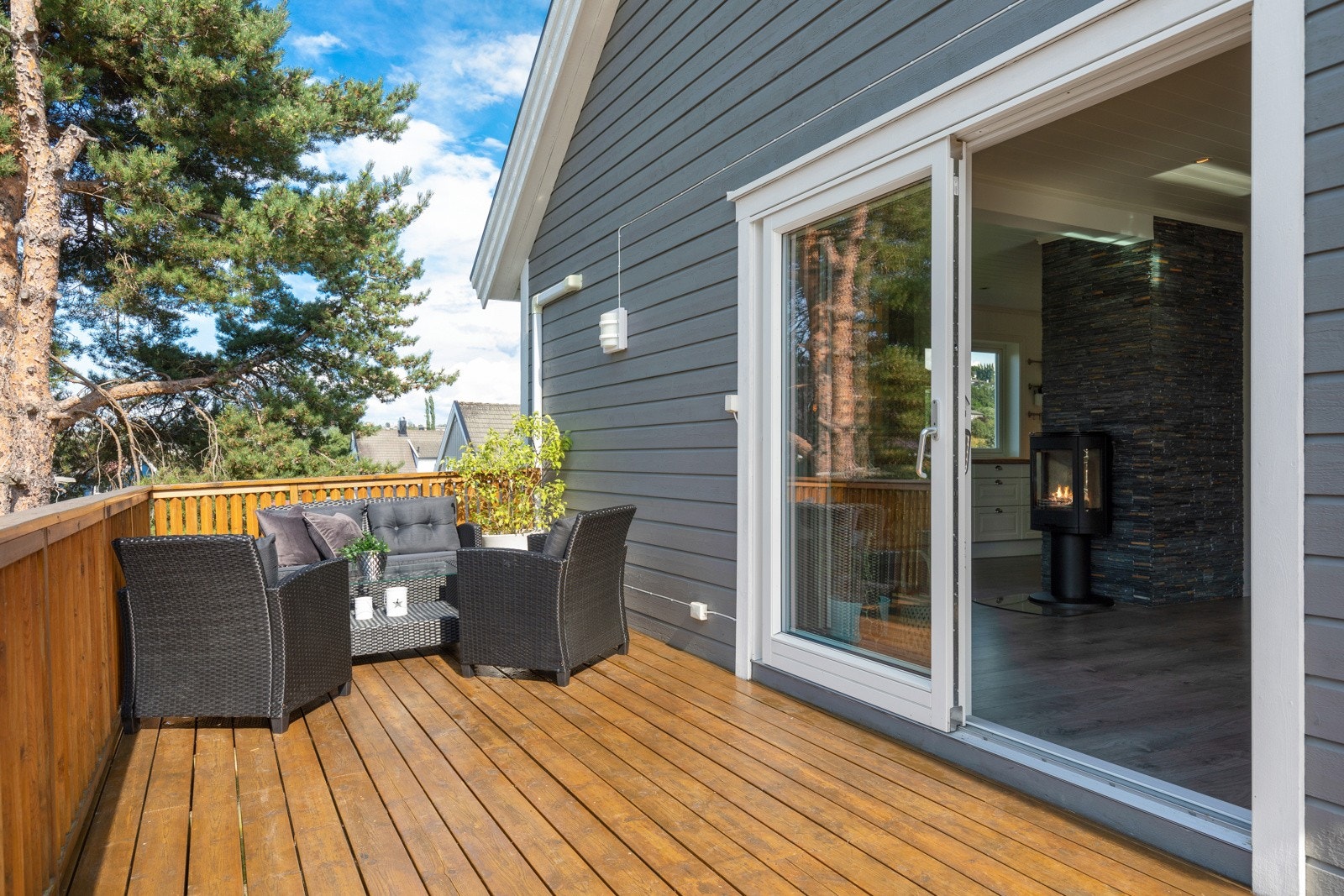 Her er det god plass til flere soner med hagemøblement, grill og diverse møblering. Galleribilde