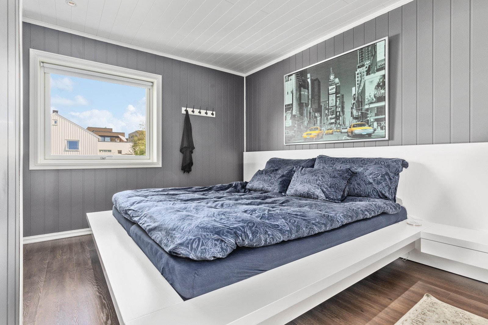 Hovedsoverommet er på 11,5 kvm og er malt i moderne farger. Galleribilde