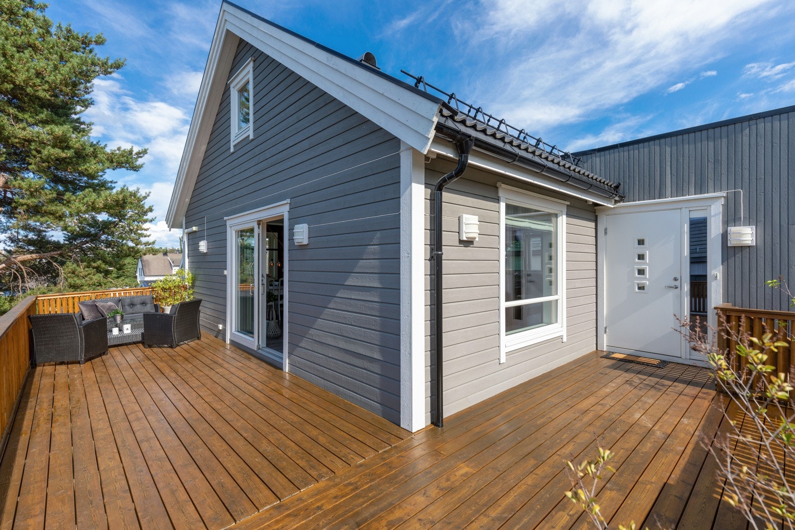 Fra stuen er det utgang til en herlig veranda med fantastiske solforhold. Galleribilde