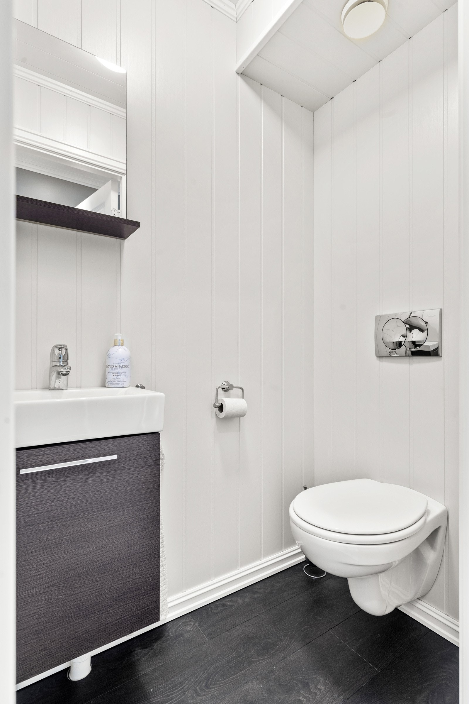 Ekstratoalett utstyrt med toalett, servant med skap og speil. Galleribilde