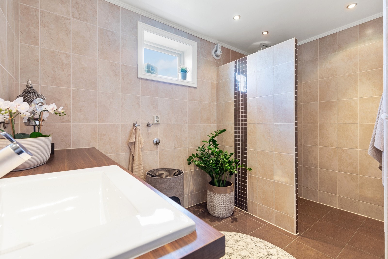 Badet er videre utstyrt med servant med mye lagringsplass i underskap, toalett og dusjnisje. Galleribilde