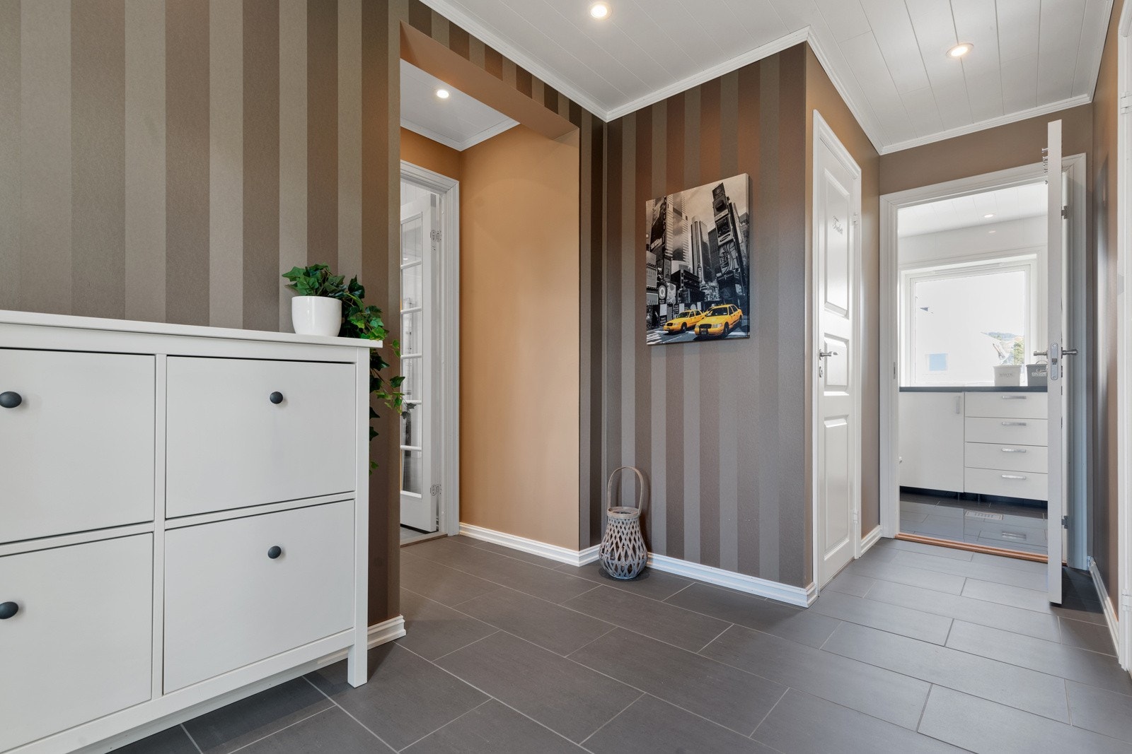 Gangen fordeler seg videre til soverom, toalettrom, vaskerom og videre inn til stue og kjøkken. Galleribilde