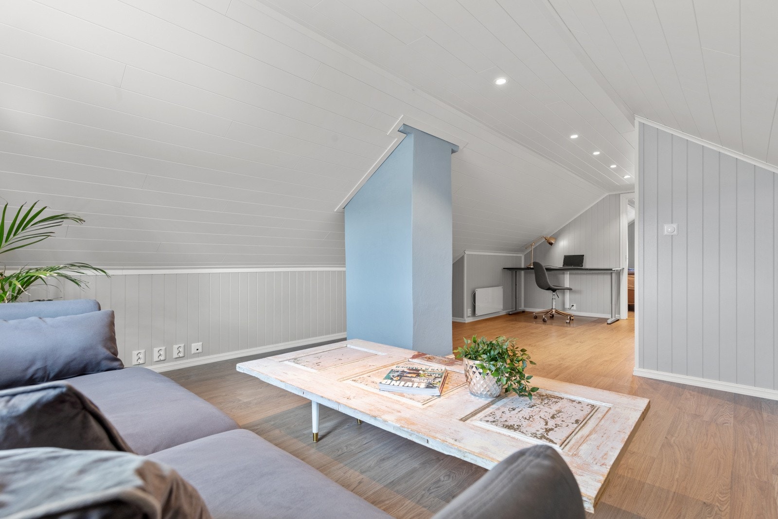 Tar man trappen opp til loftsetasjen kommer man til en herlig loftstue. Her er det god plass til sofa, tv-benk samt egen kontorplass. Galleribilde