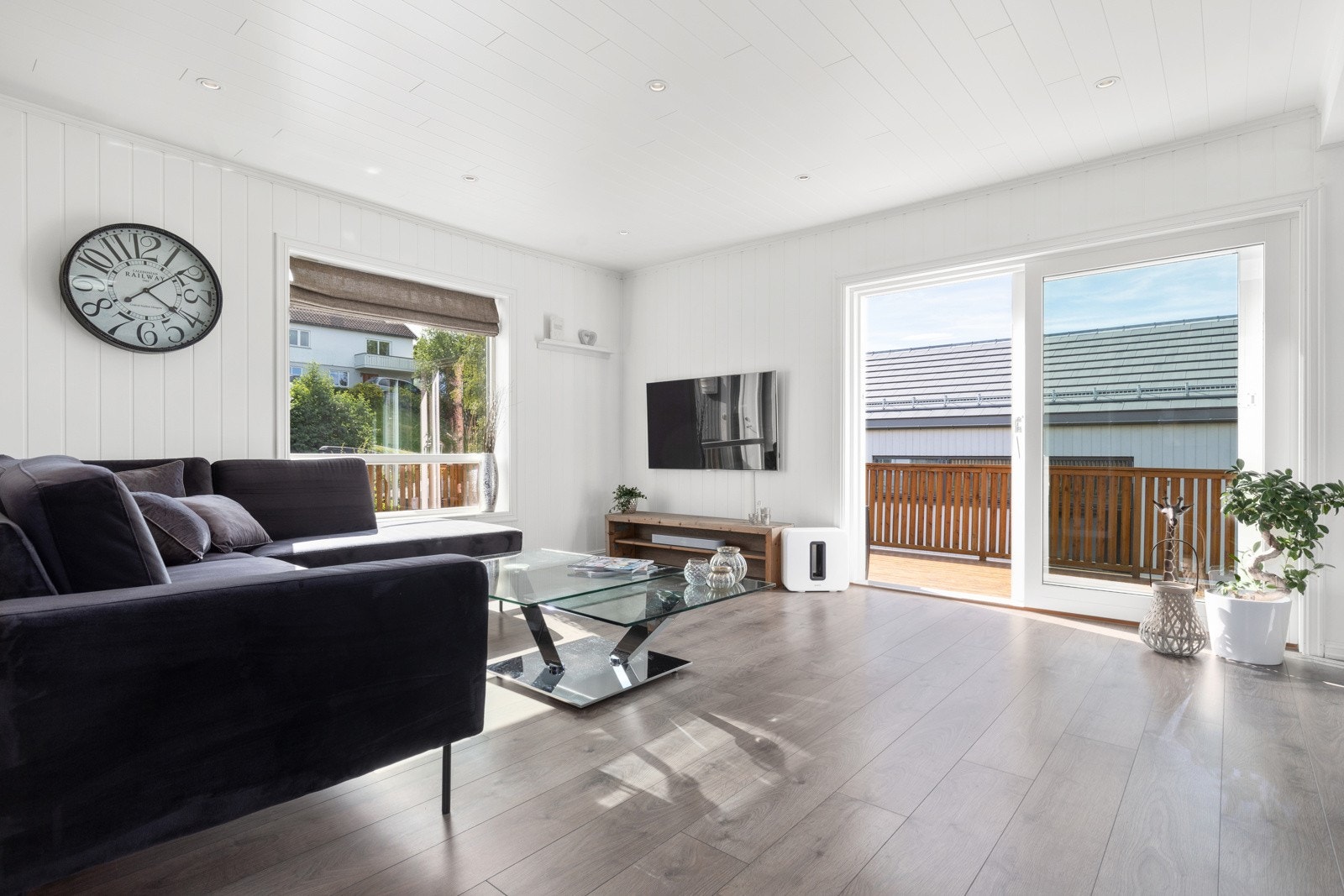 Når man kommer inn til stuen møtes man av et herlig rom med mye naturlig innlys. Galleribilde