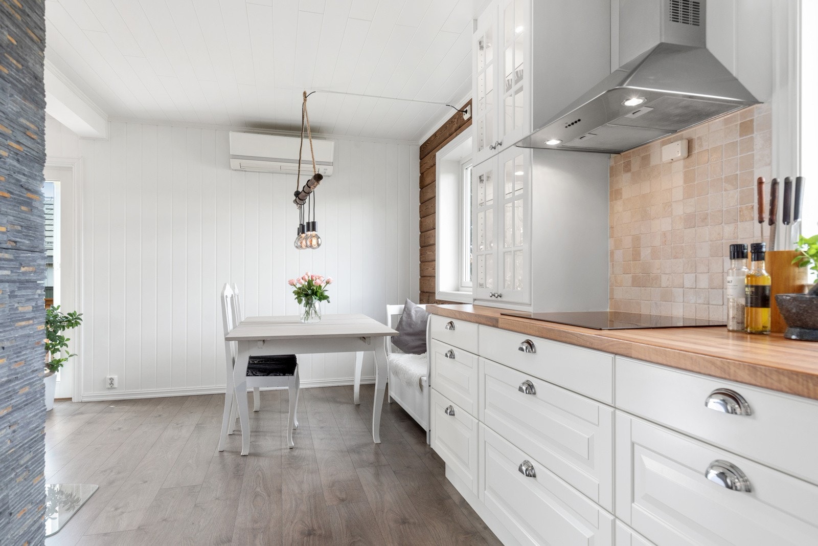 Her er det integrerte hvitevarer som platetopp, mikro, komfyr og oppvaskmaskin. Galleribilde