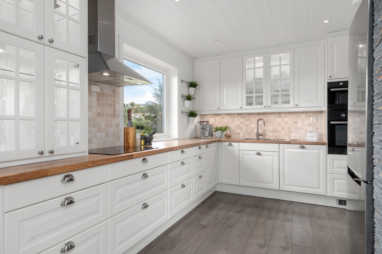 Kjøkkenet er lyst og moderne med svært god benk- og skapplass for oppbevaring. Galleribilde