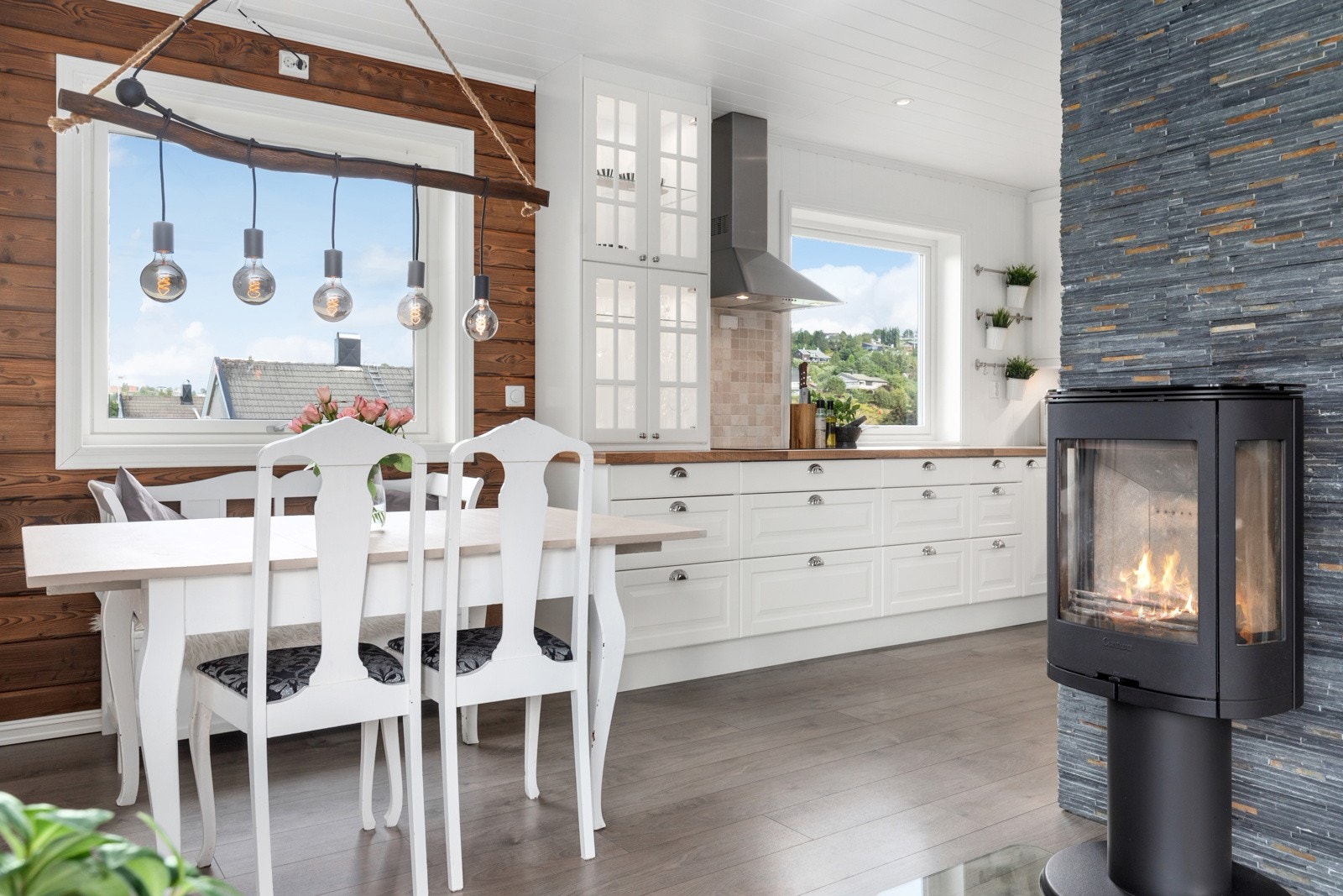 Spisestuen er strategisk plassert i tilknytning til kjøkkenet. Galleribilde