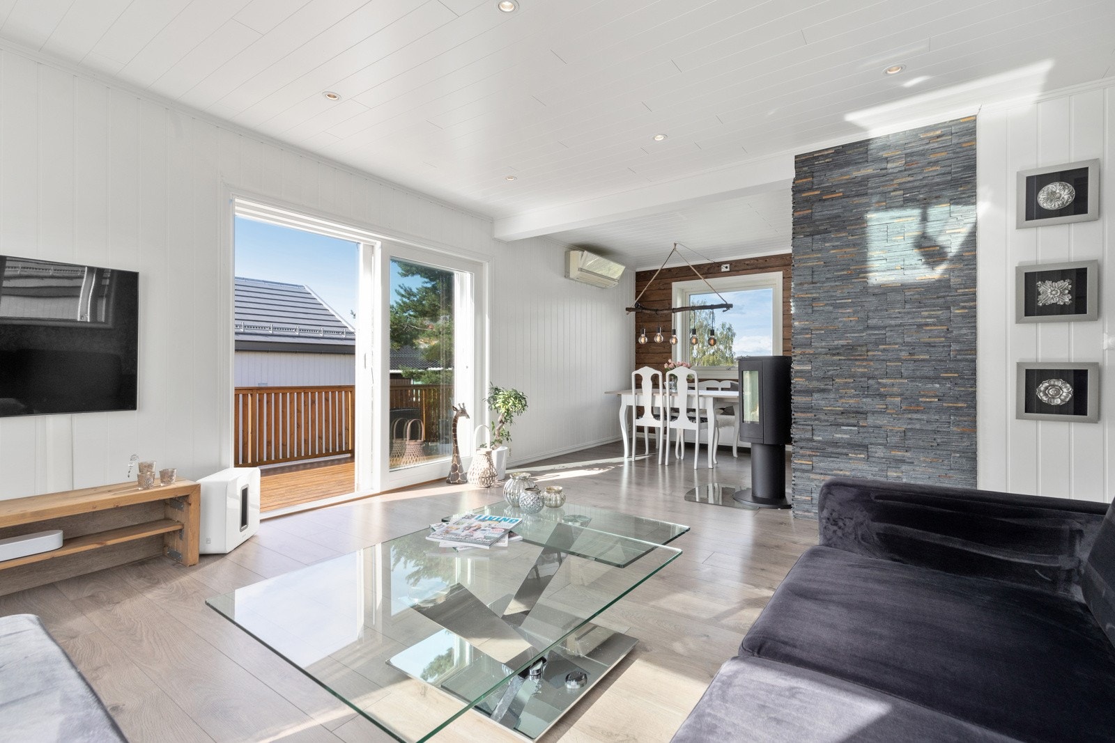 God plass til sofagruppe, spisegruppe, tv-benk og ytterligere møblering. Galleribilde