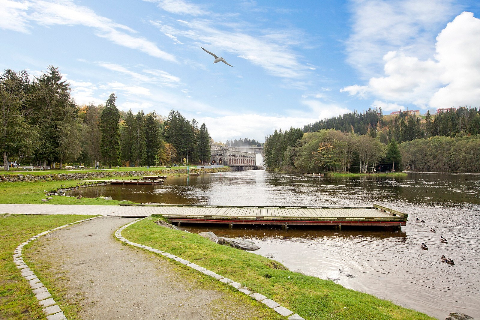 Nedre Leirfoss Park ligger en liten gå- eller sykkeltur fra boligen. Her kan man nyte medbragt niste og mate fuglene. Galleribilde