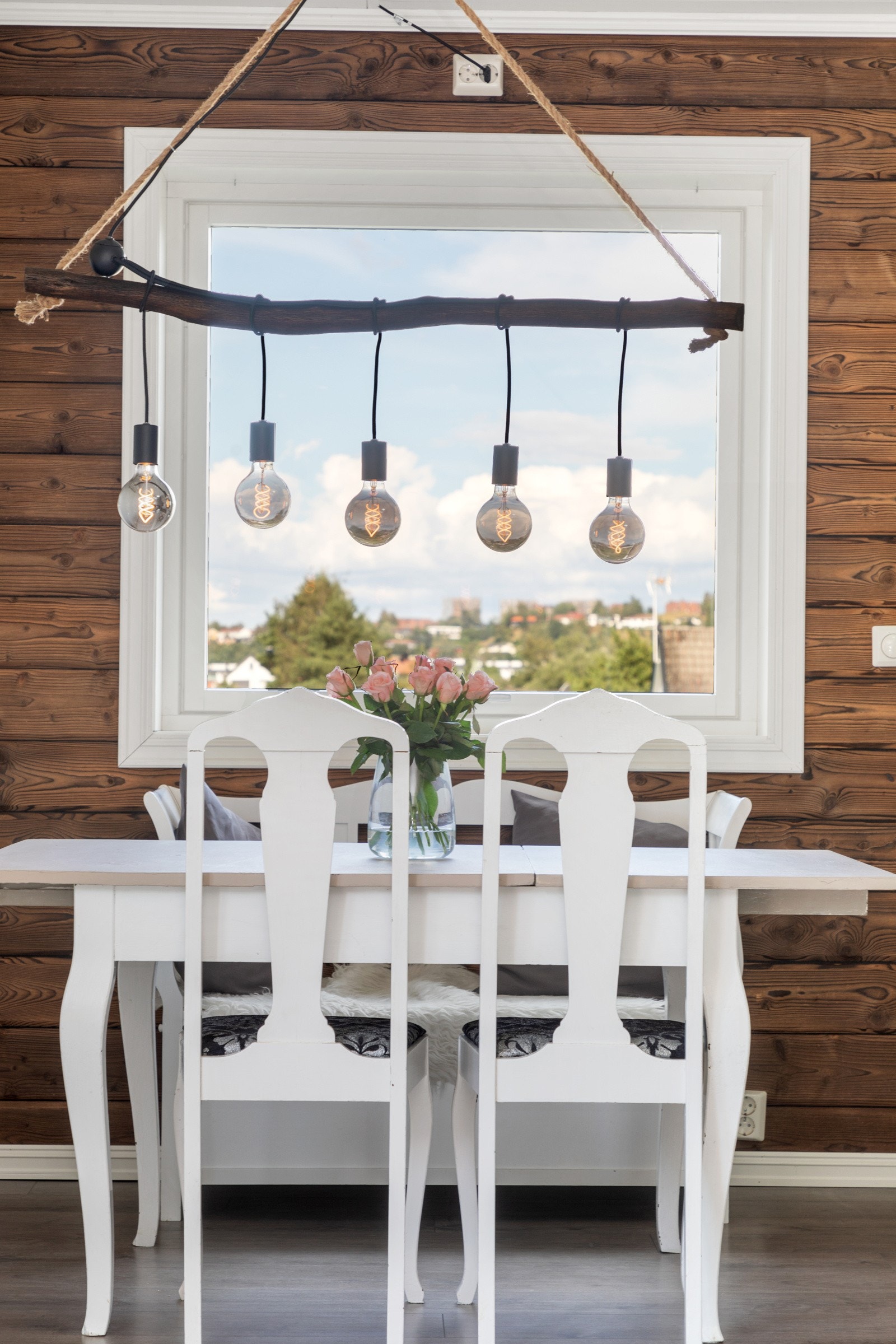 På stuen er det mye naturlig innlys fra de store vindusflatene. Galleribilde