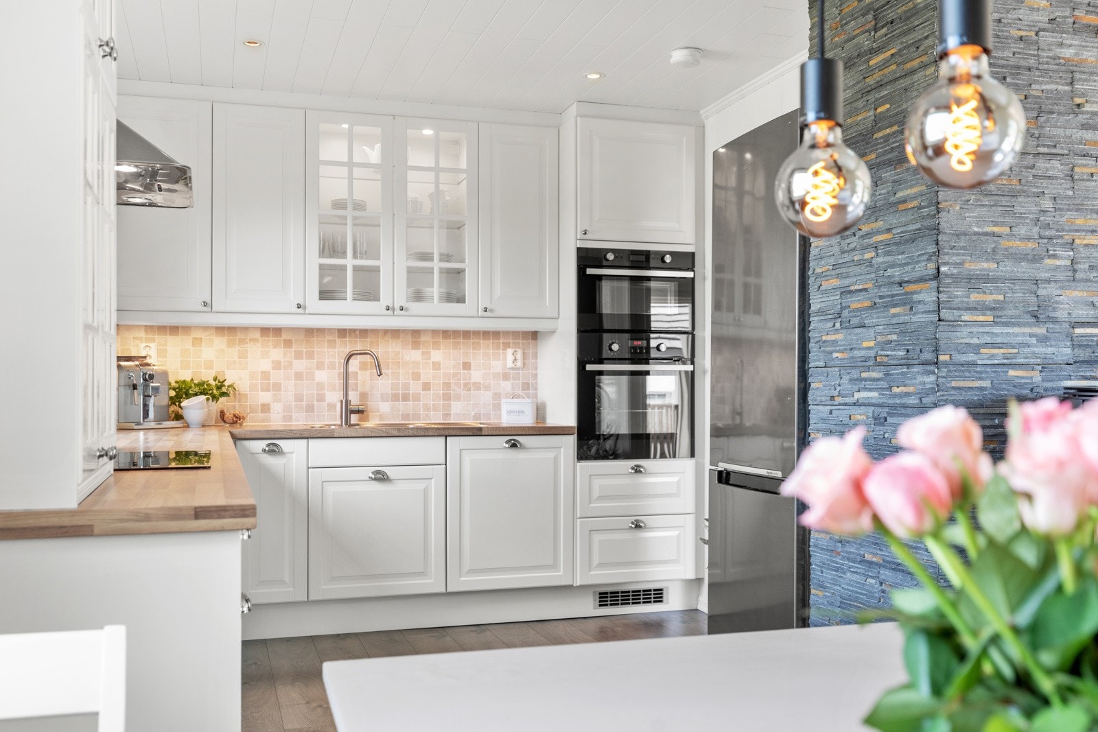 Over benkeplate er det pene fliser som er lett å holde rene og pene å se på. Galleribilde