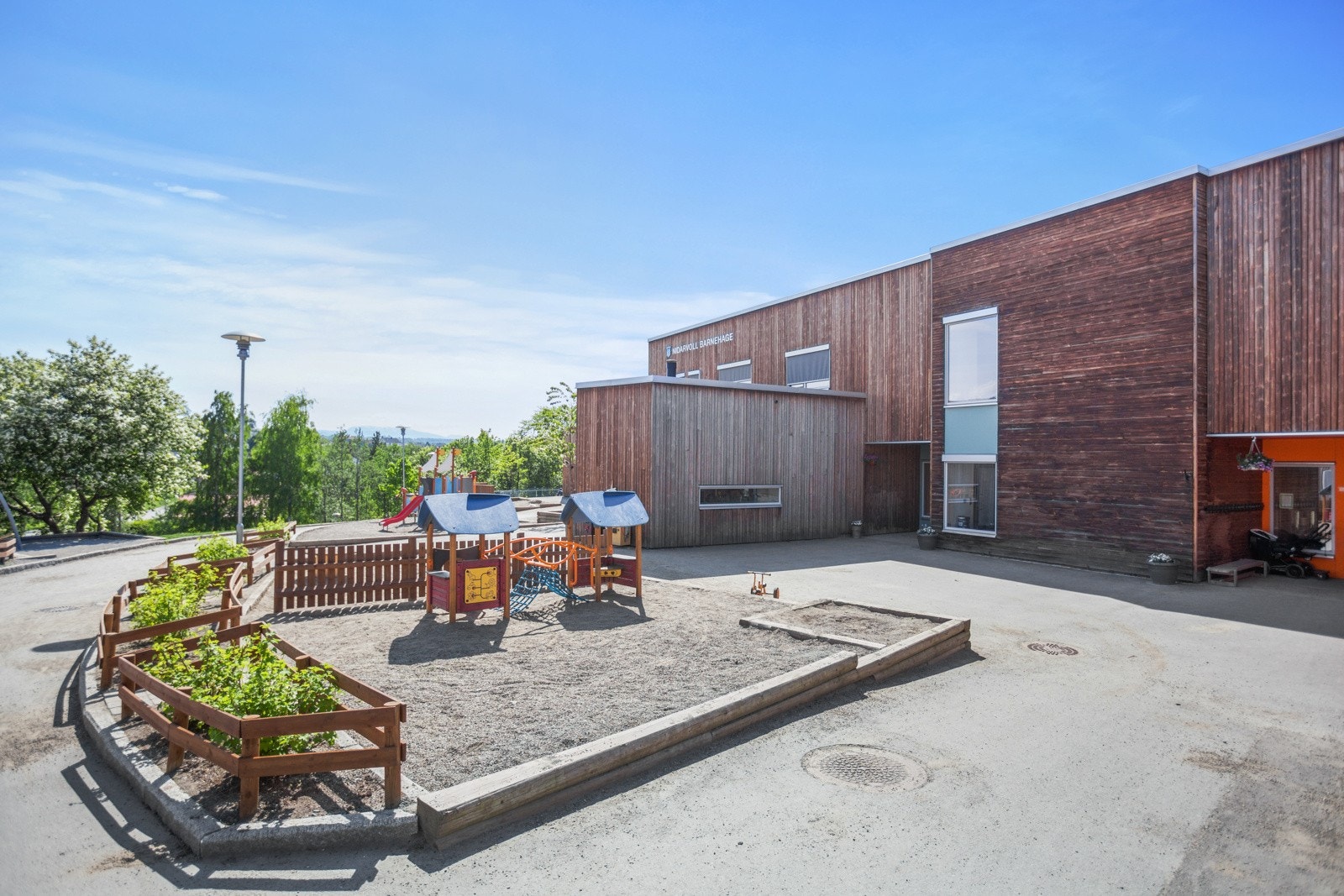 Nidarvoll barnehage er en av flere barnehager i nærområdet. Sluppen barnehage ligger like ved boligen. Galleribilde