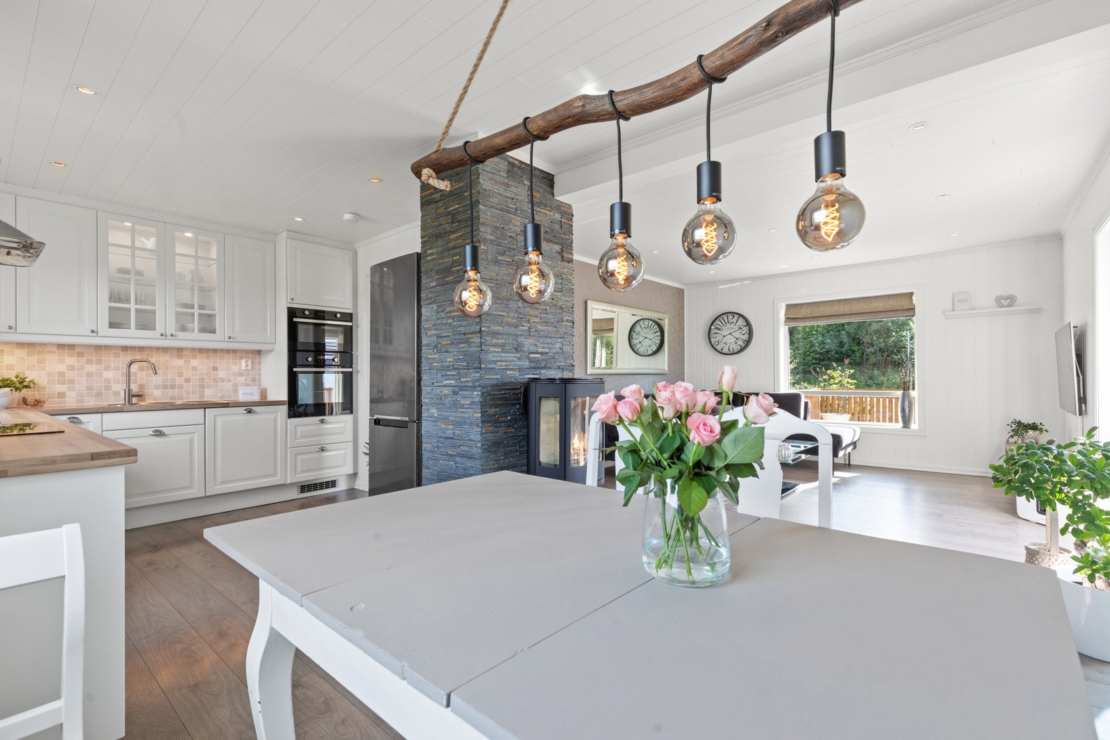 Lyst og moderne kjøkken med god plass. Galleribilde